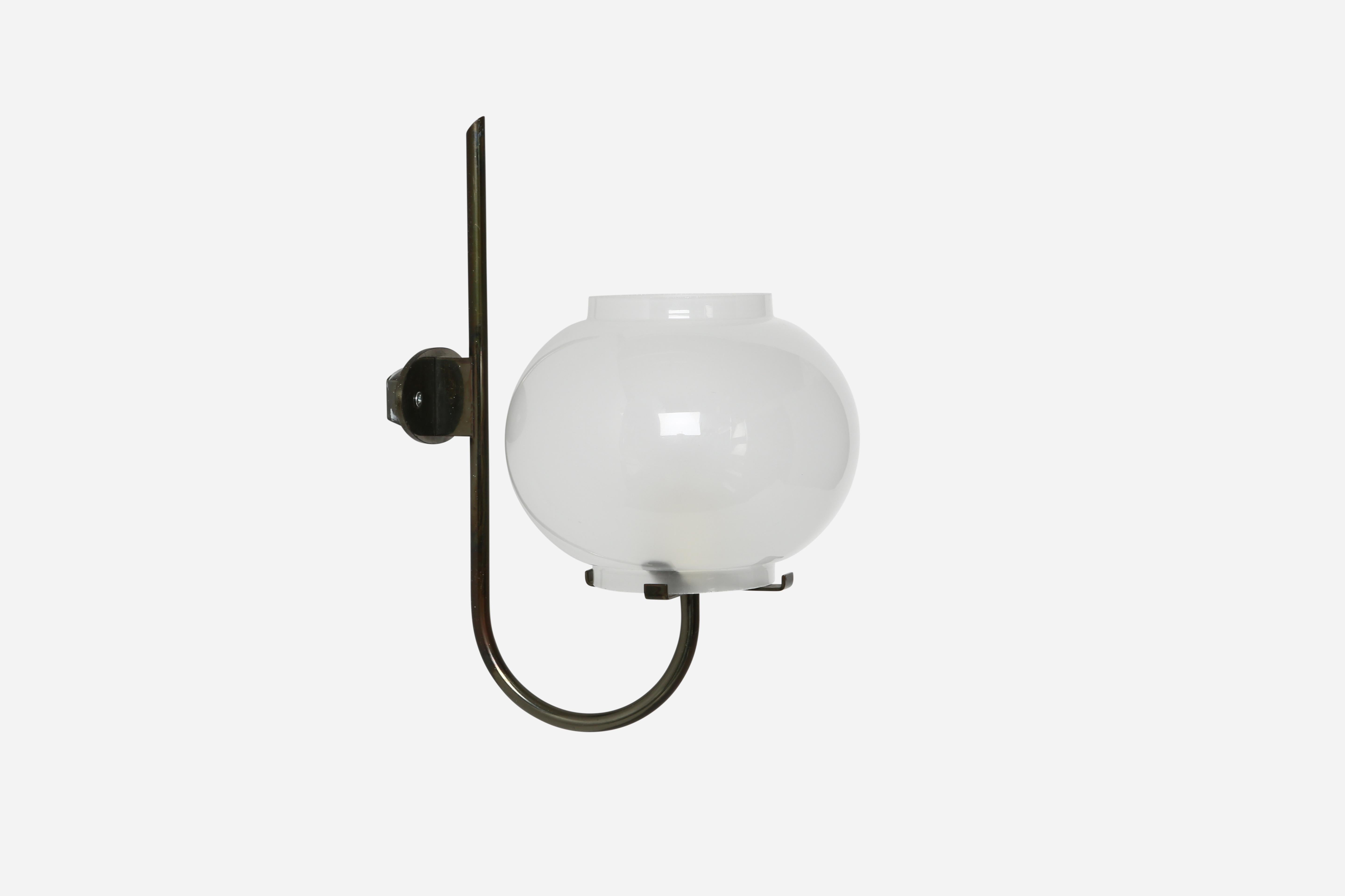 Aplique Tito Agnoli para Oluce.
Diseñado y fabricado en Italia en la década de 1960
Latón patinado y cristal esmerilado.
Admite 1 bombilla de casquillo candelabro.
Recableado gratuito en EE.UU. con placa posterior personalizada si se solicita.
El