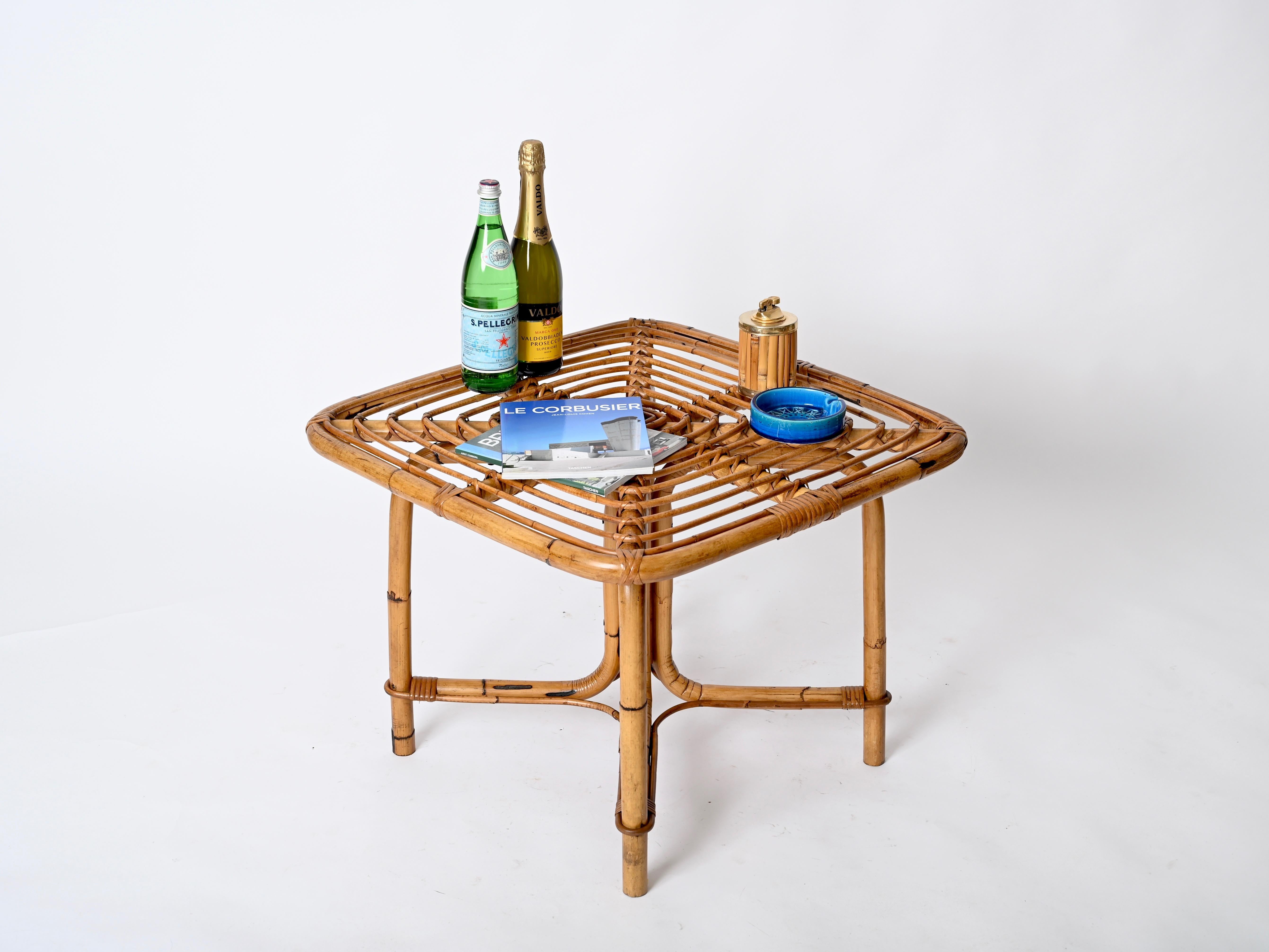 Fatto a mano Tito Agnoli Tavolino quadrato Riviera Francese in rattan e bambù, Italia anni '60 in vendita