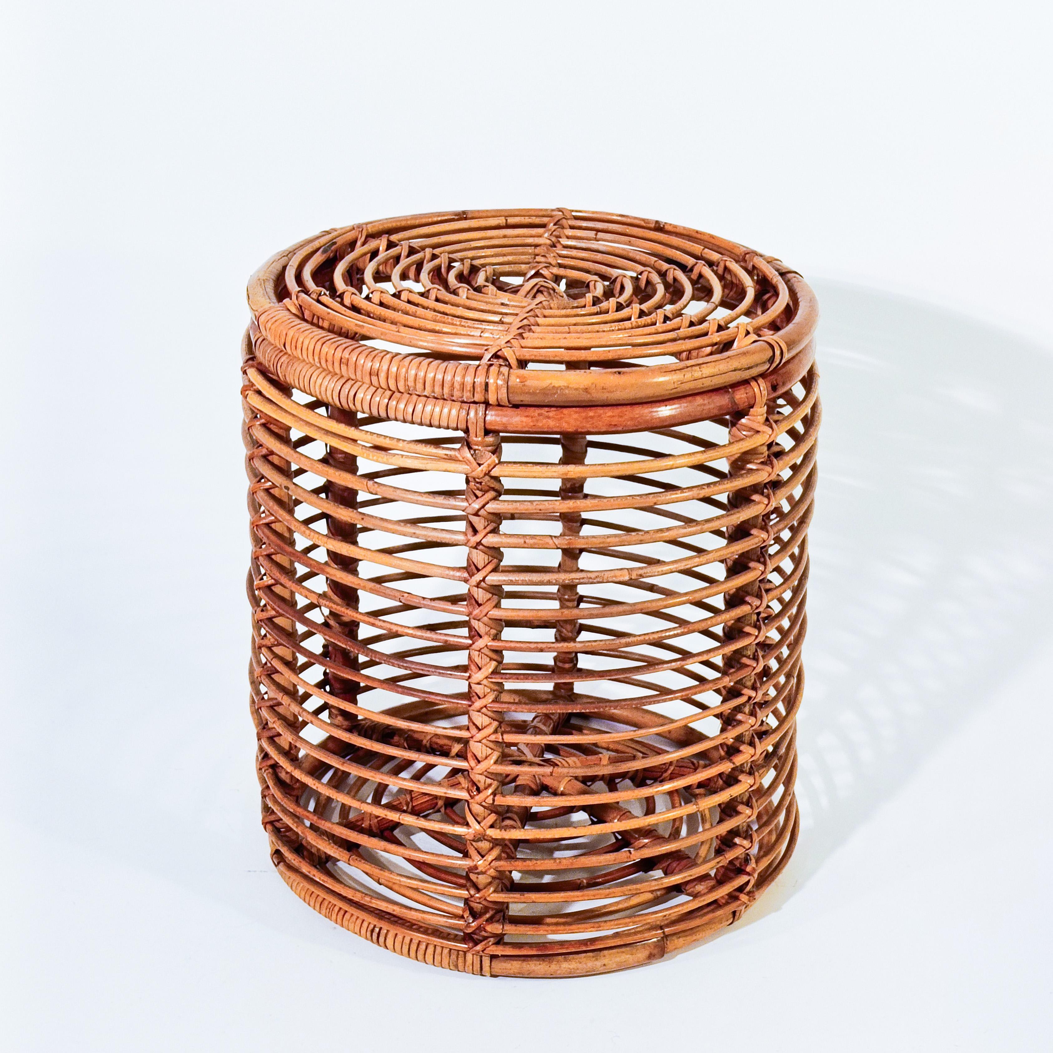 Sgabello o cestino in stile Costa Azzurra e safari di Tito Agnoli, Italia, anni '70. Formata da una struttura in rattan e vimini curvato, interamente realizzata a mano e in ottimo stato di conservazione. È dotato di un coperchio ribaltabile che