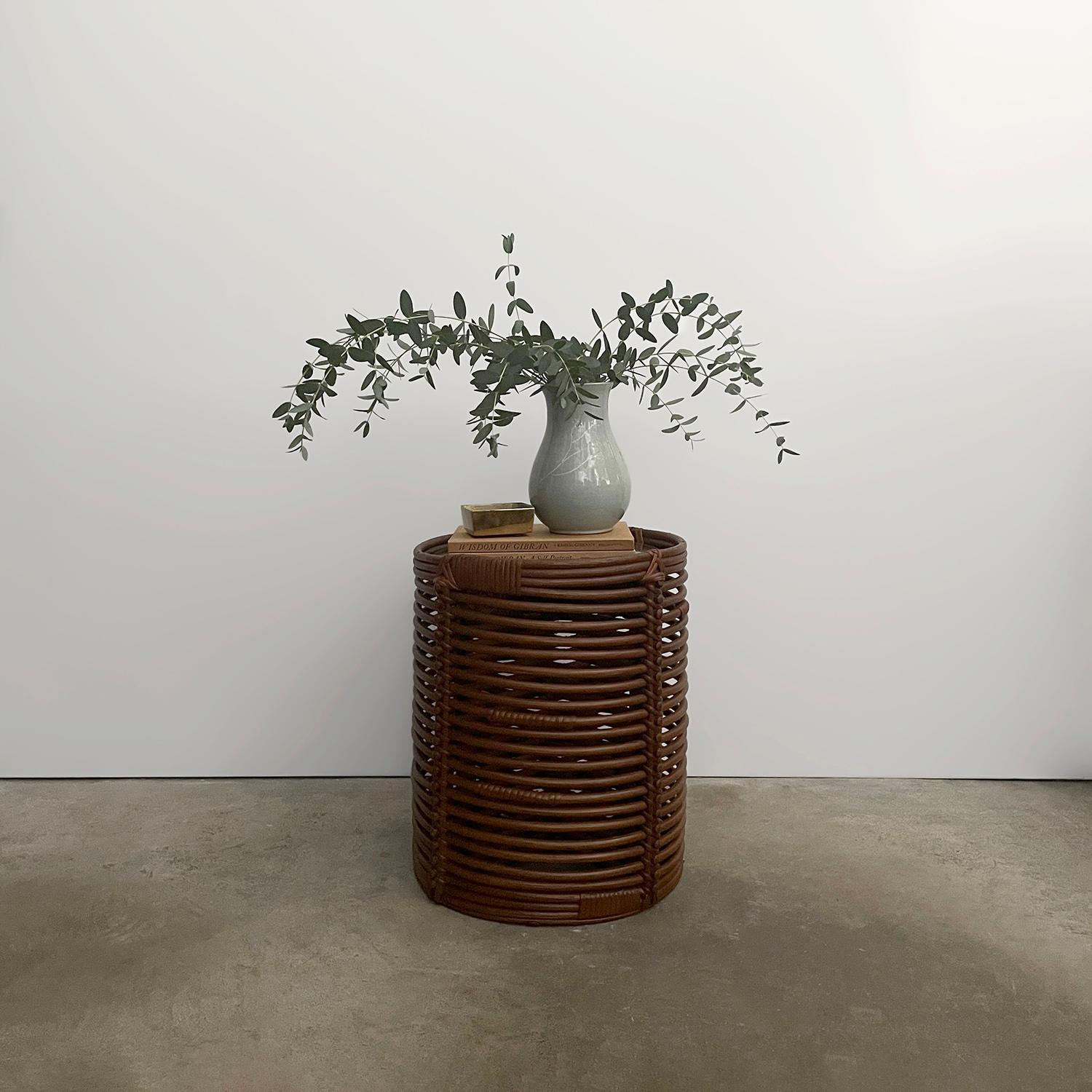 Tito Agnoli Beistelltisch aus Rattan mit Spirale
Italien, ca. 1960er Jahre
Organische Zusammensetzung und Haptik
Handgefertigtes Kunsthandwerksstück
Sorgfältig geflochtener Rattankäfig mit handgeflochtener Weide
Wunderschöne Details im ganzen