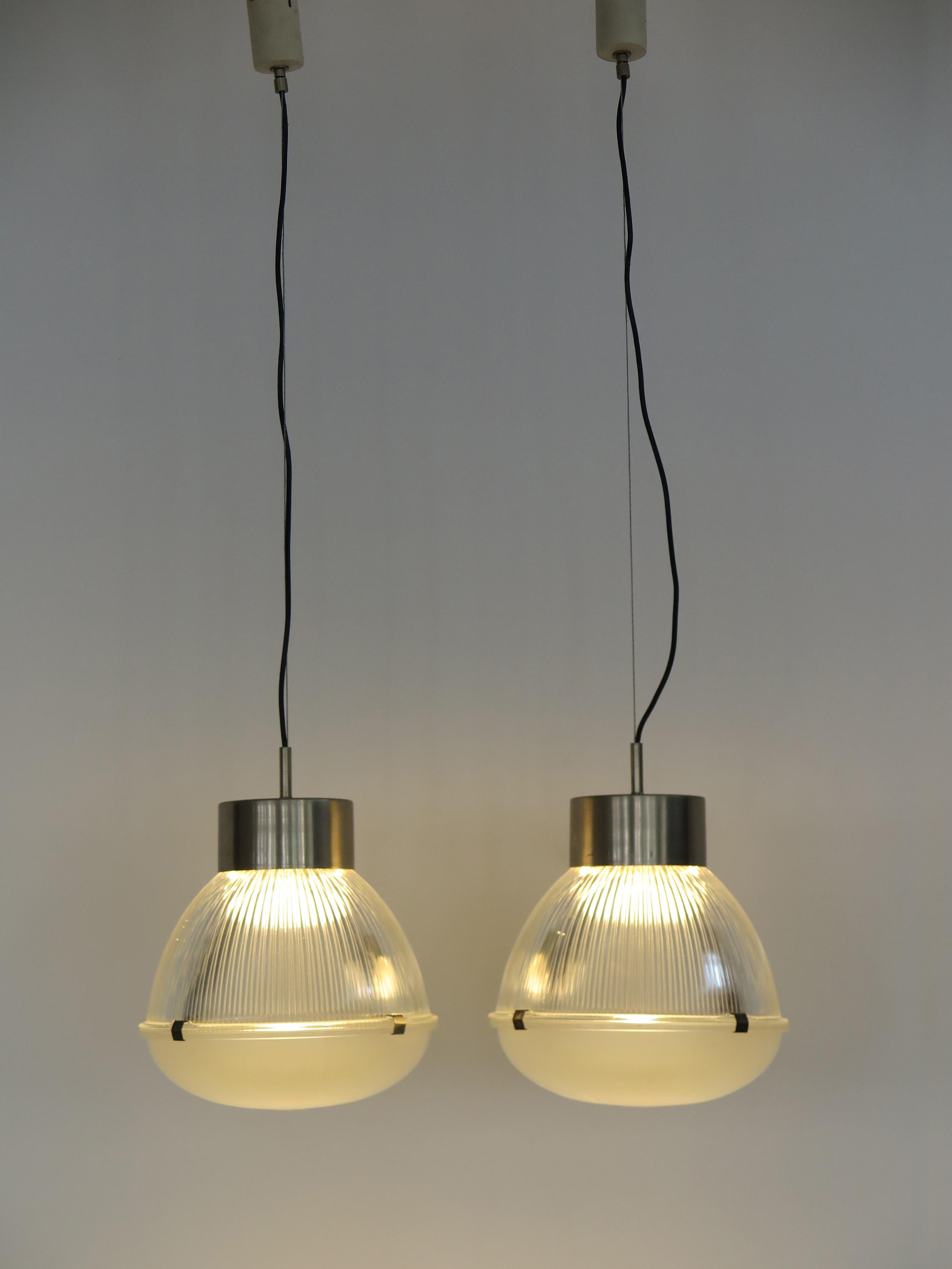 Set di due lampade a sospensione di design Mid-Century Modern disegnate da Tito Agnoli e prodotte da Oluce con struttura in acciaio cromato e diffusori in vetro stampato, Italia 1959.

Bibliografia:
Domus 409, 12/1963, p. 12
T. Braeuniger, O-Luce di