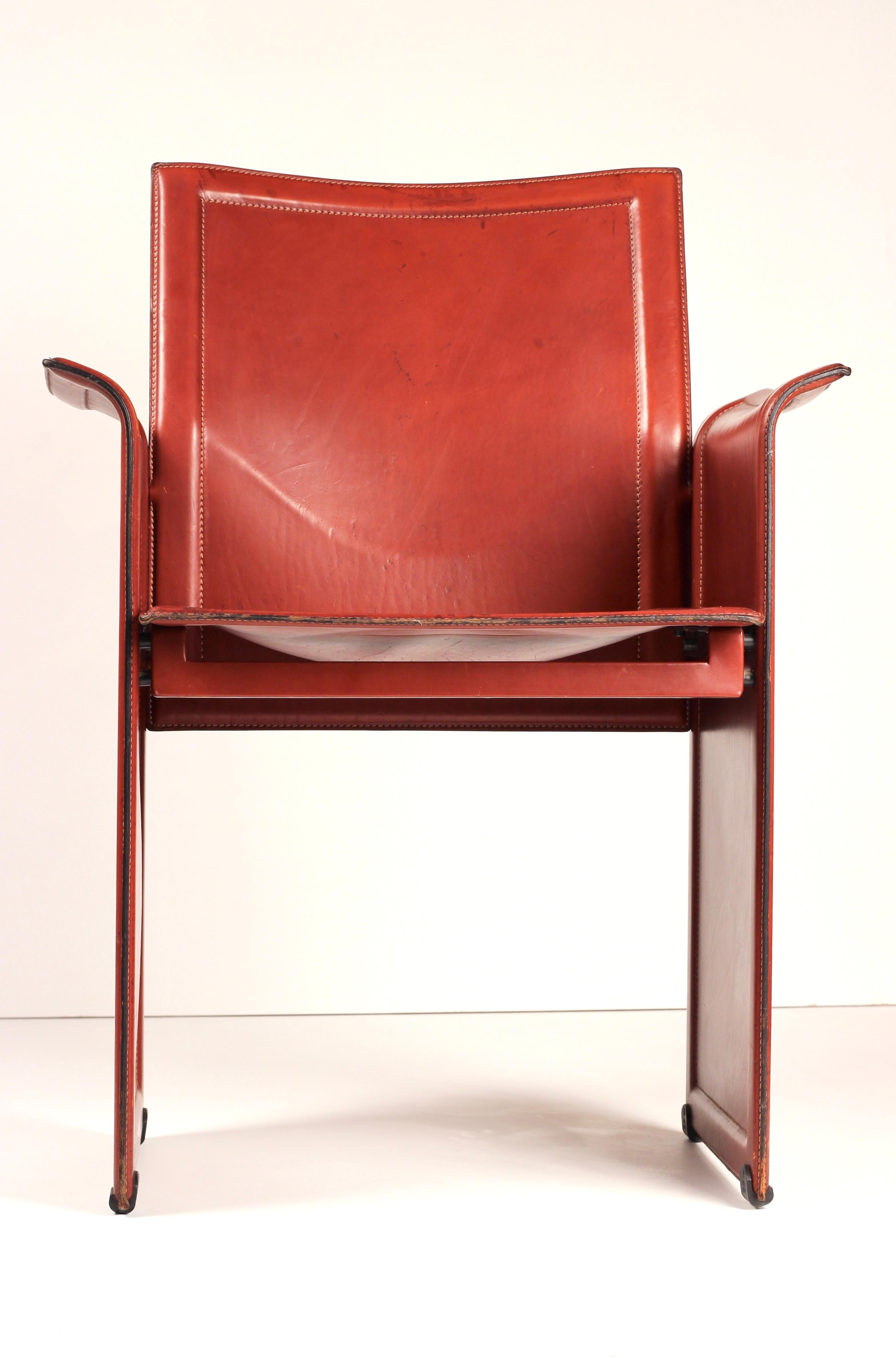 La silla Korium, diseñada por Tito Agnoli, es una pieza destacada de mediados del siglo XX, que combina la artesanía italiana con los principios del diseño modernista. Agnoli, famoso por su enfoque minimalista, creó la silla Korium con líneas