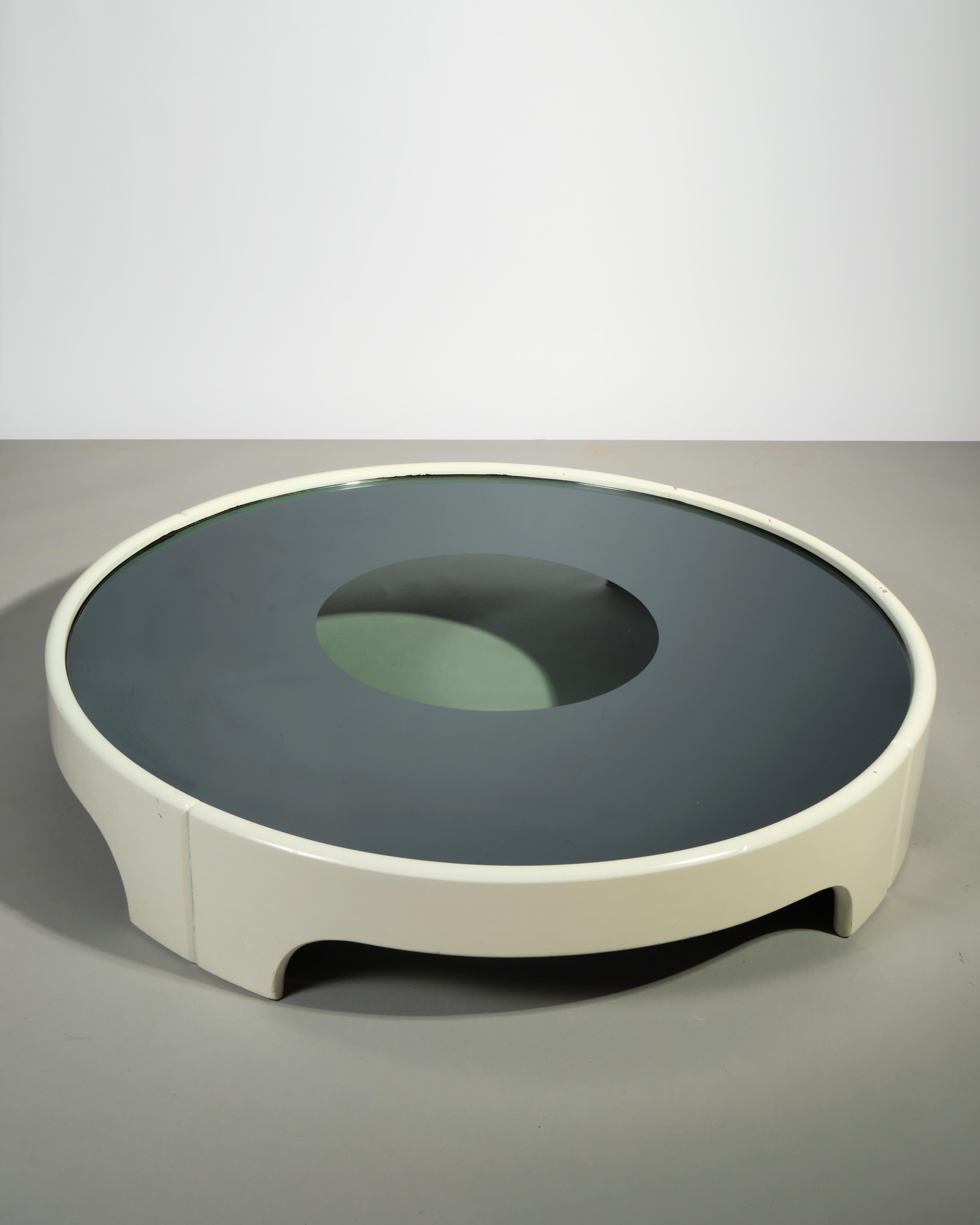 Tito Agnoli
Table basse, 1966
Bois laqué, verre et miroir
H21 x D118 cm
Italie

Cette étonnante table basse, conçue en 1966 par l'architecte et designer italien Tito Agnoli, reflète l'expérimentation audacieuse des matériaux et la géométrie épurée