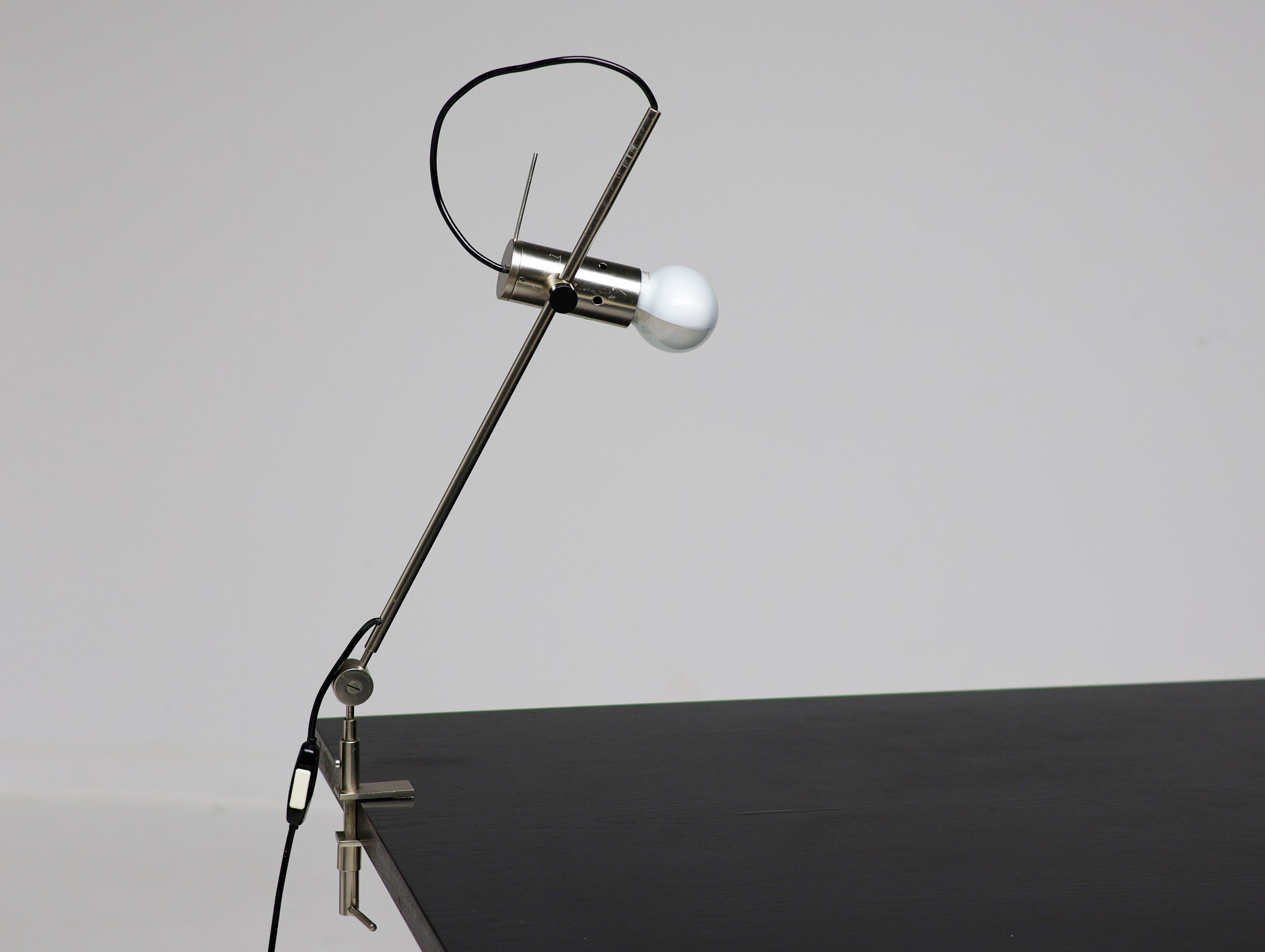 Lampadaire, applique et lampe de table assortis 387 originaux des années 1950, conçus par Tito Agnoli pour O-Luce, en acier nickelé. Le lampadaire avec la base en travertin caractéristique.
Bel état d'origine, la perche permettant de faire pivoter