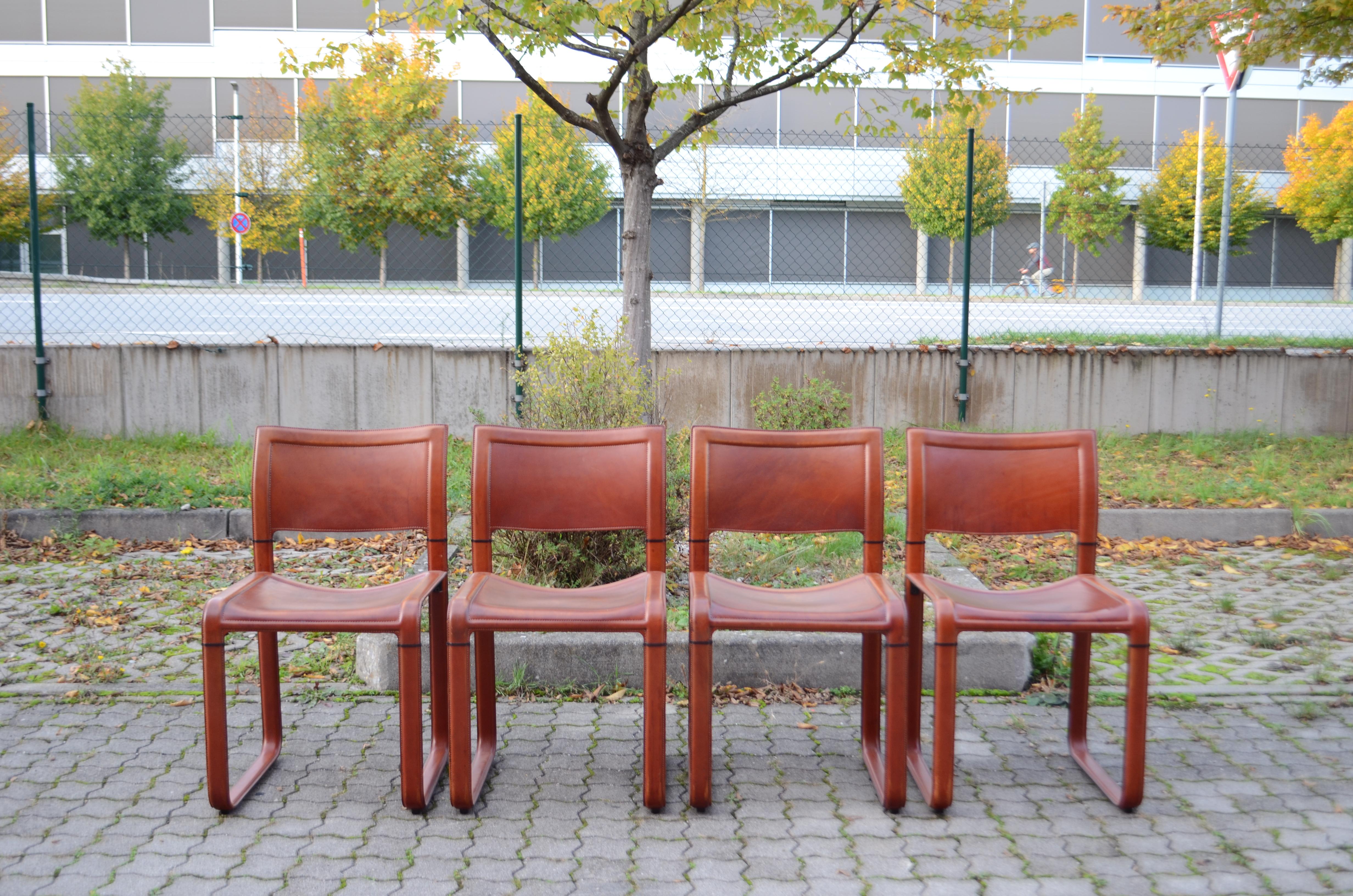 Tito Agnoli Matteo Grassi Modell Sistina Esszimmerstühle aus oxidiertem Leder 4er-Set (Moderne) im Angebot