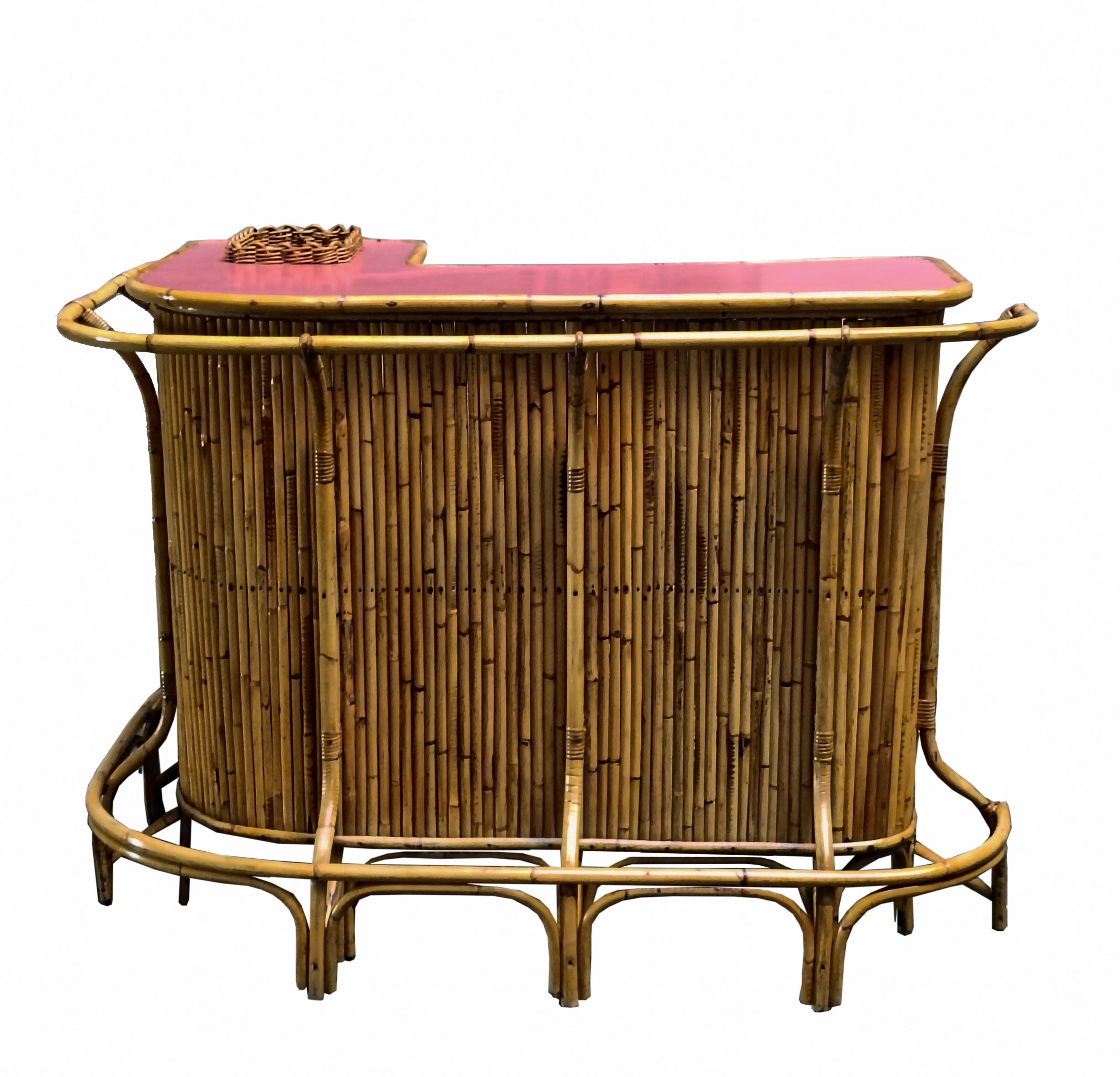 Meraviglioso mobile bar  in uno splendido mix di bamboo, rattan, vimini e formica bianca progettato da Tito Agnoli e realizzato in Italia negli anni '50.
Completamente originale e in condizioni spettacolari. Questo  bar presenta un robusto bancone