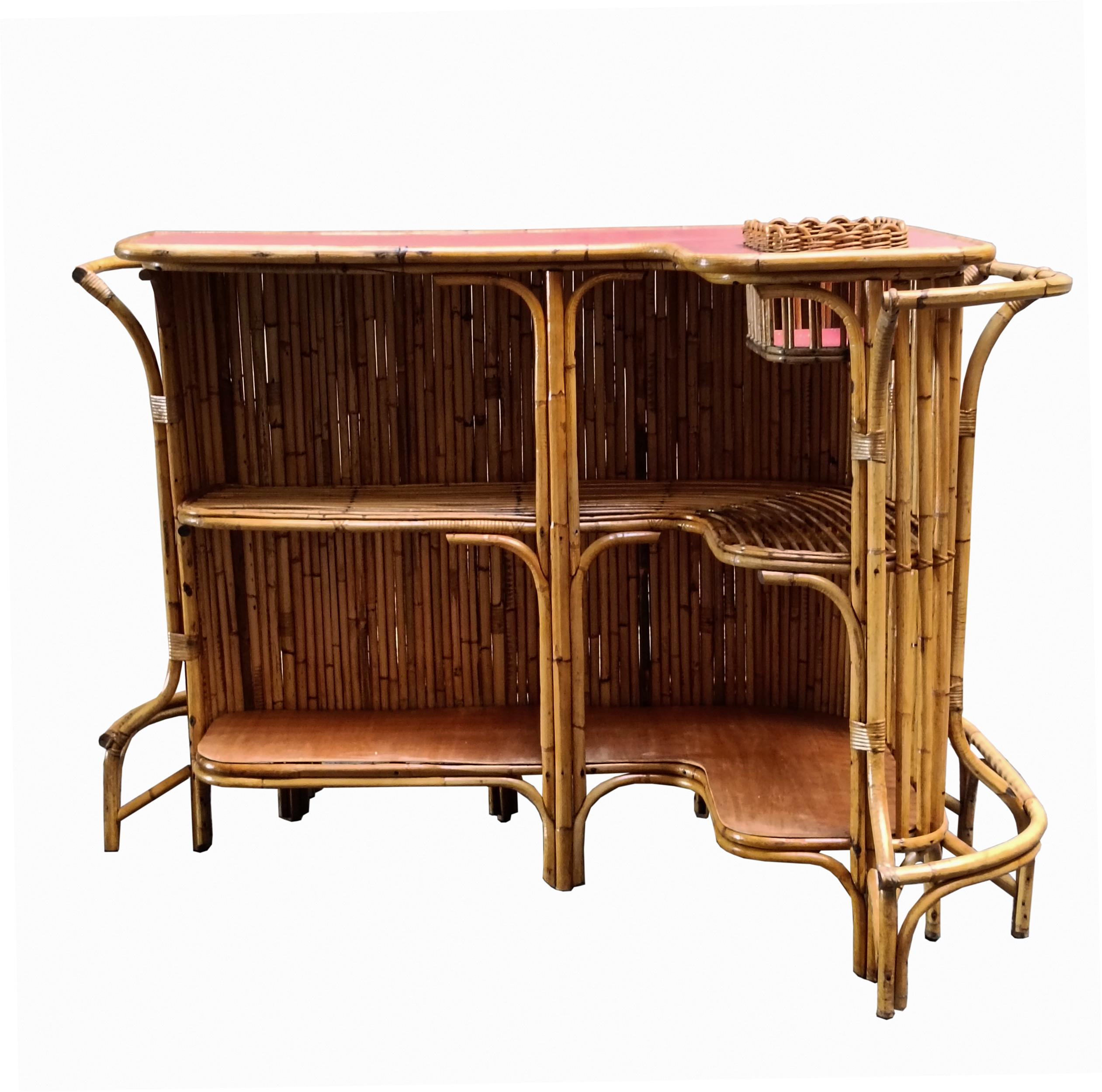 Mid-Century moderno Tito Agnoli Mobile Bar in Rattan e Bamboo e Due Sgabelli in Rattan, Italia 1960 in vendita