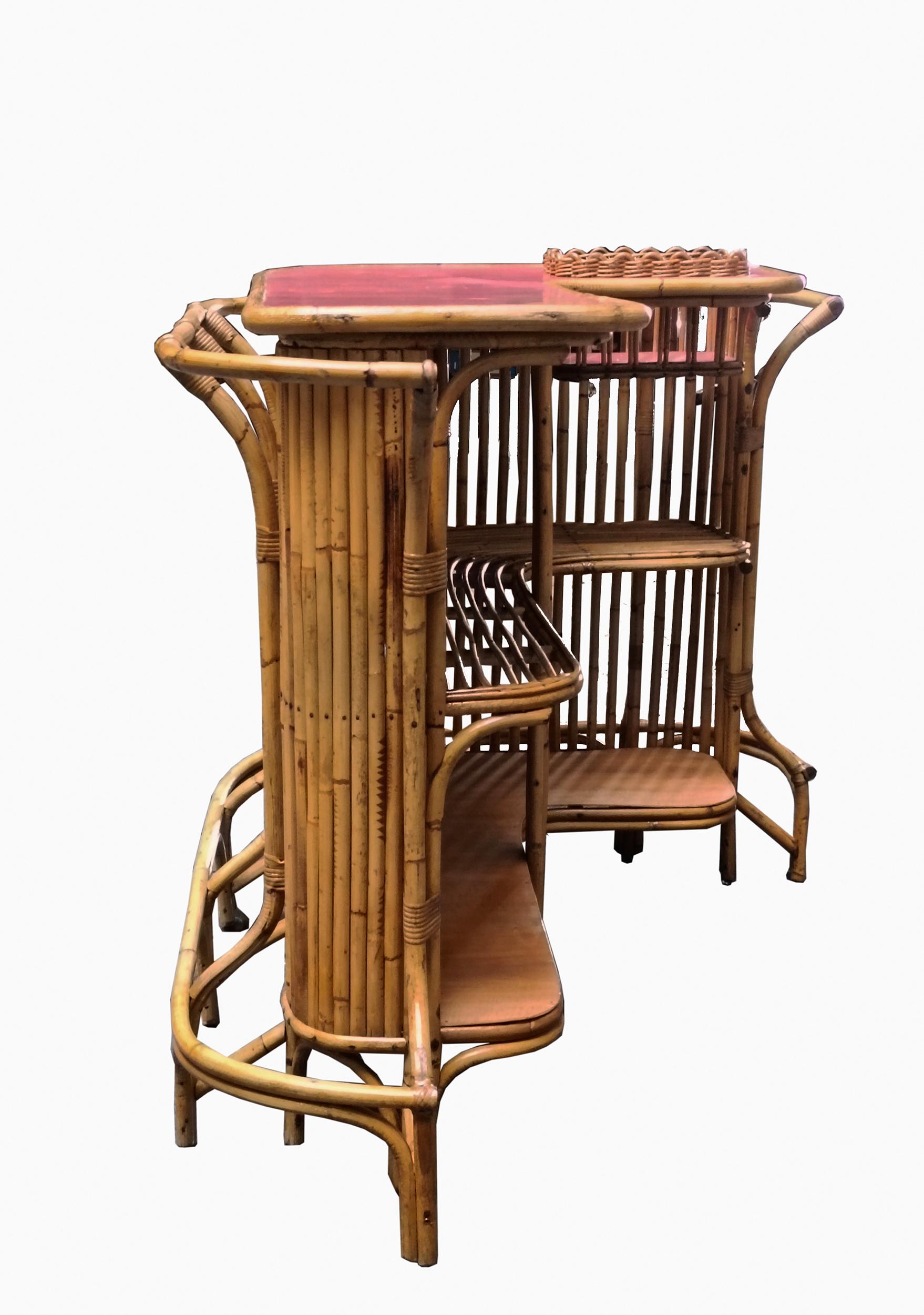 Italian Tito Agnoli Mobile Bar in Rattan e Bamboo e Due Sgabelli in Rattan, Italia 1960 in vendita