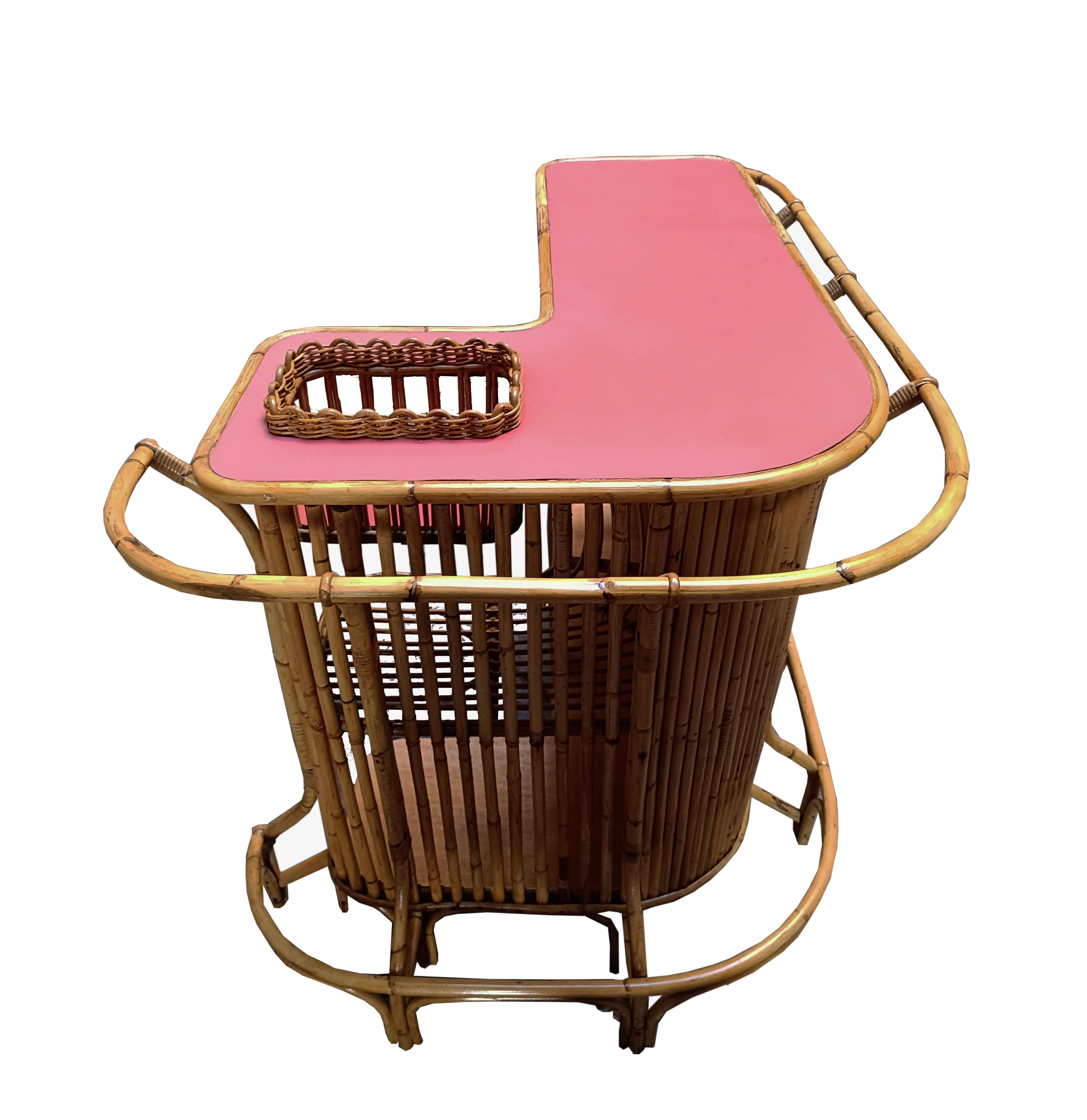 Tito Agnoli Mobile Bar in Rattan e Bamboo e Due Sgabelli in Rattan, Italia 1960 In condizioni buone in vendita a Naples, IT