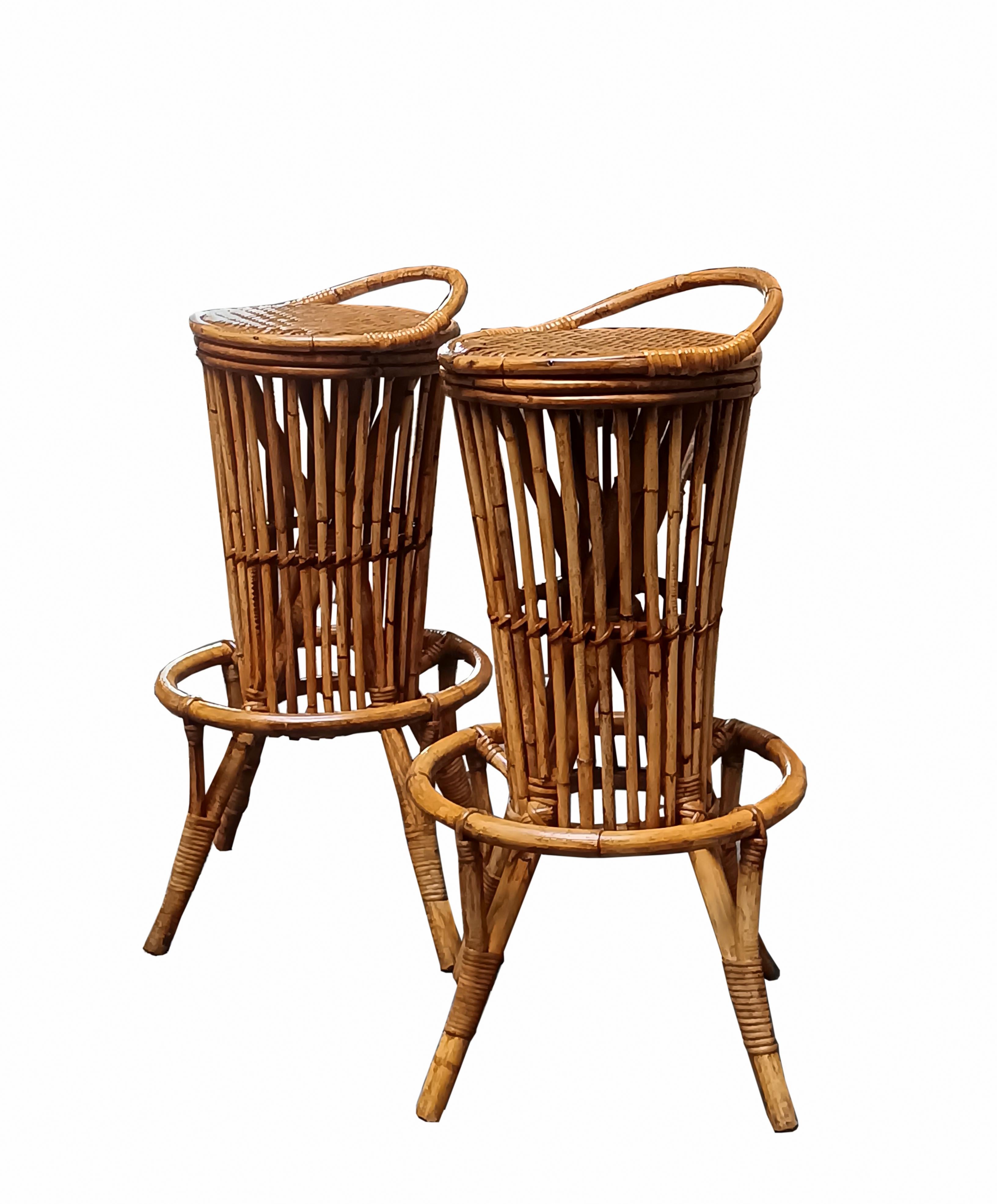 Bambù Tito Agnoli Mobile Bar in Rattan e Bamboo e Due Sgabelli in Rattan, Italia 1960 in vendita