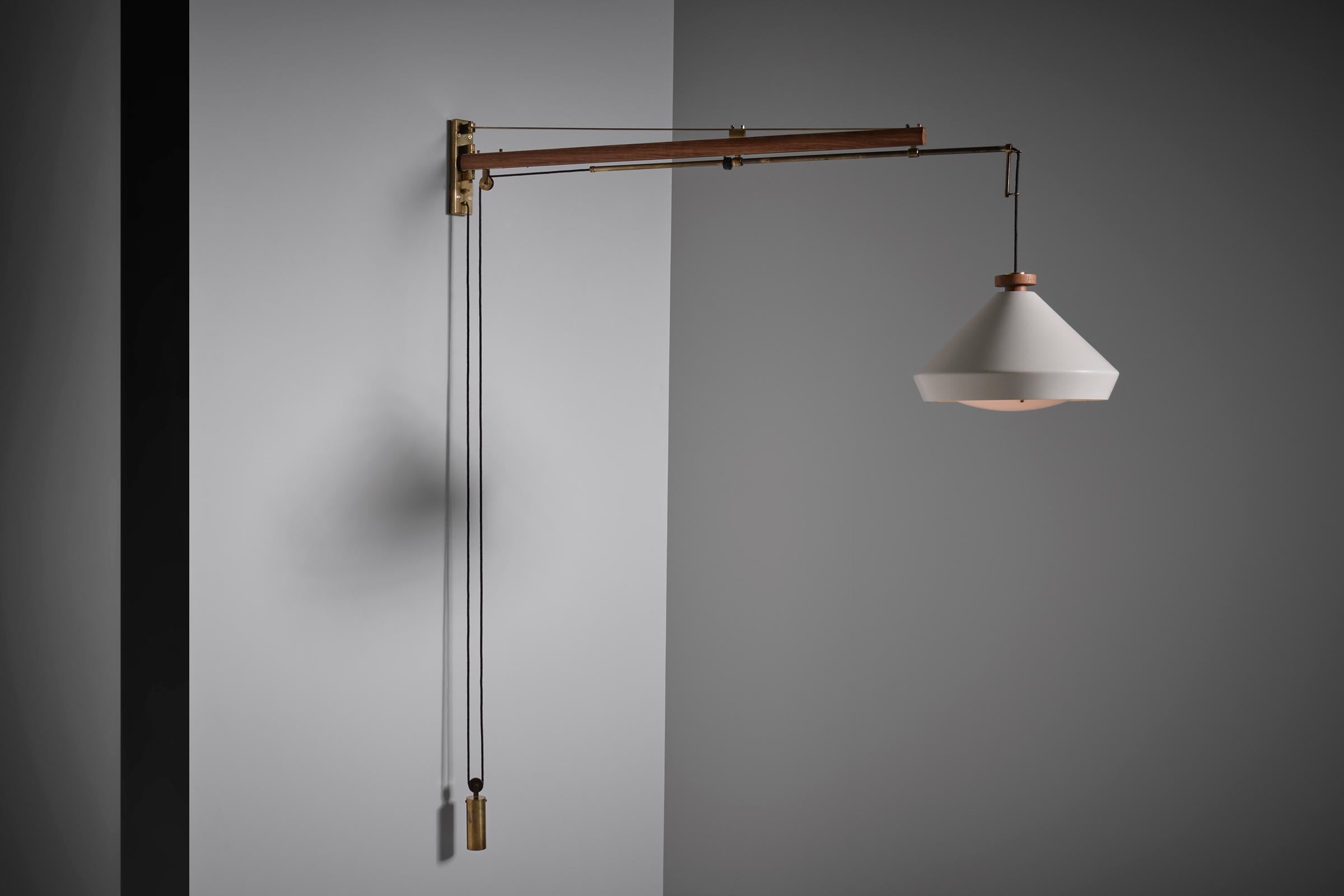 Tito Agnoli mod. 177A aplique para O-Luce, Italia 1957. Diseño técnico y uso de materiales excepcionales y muy refinados: teca, latón macizo, aluminio esmaltado y acrílico blanco.
La lámpara puede colocarse en distintas posiciones y alturas gracias