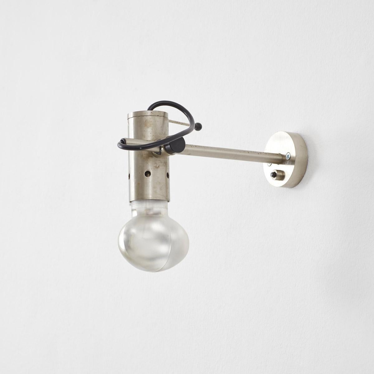 The Model 186 wall lamp is a rare piece by Tito Agnoli for O-Luce. This is an early edition, featuring nickel-plated steel arms and hardware, fitted with a ‘hammerhead’ light bulb. This design is distinctive for its versatility thanks to the