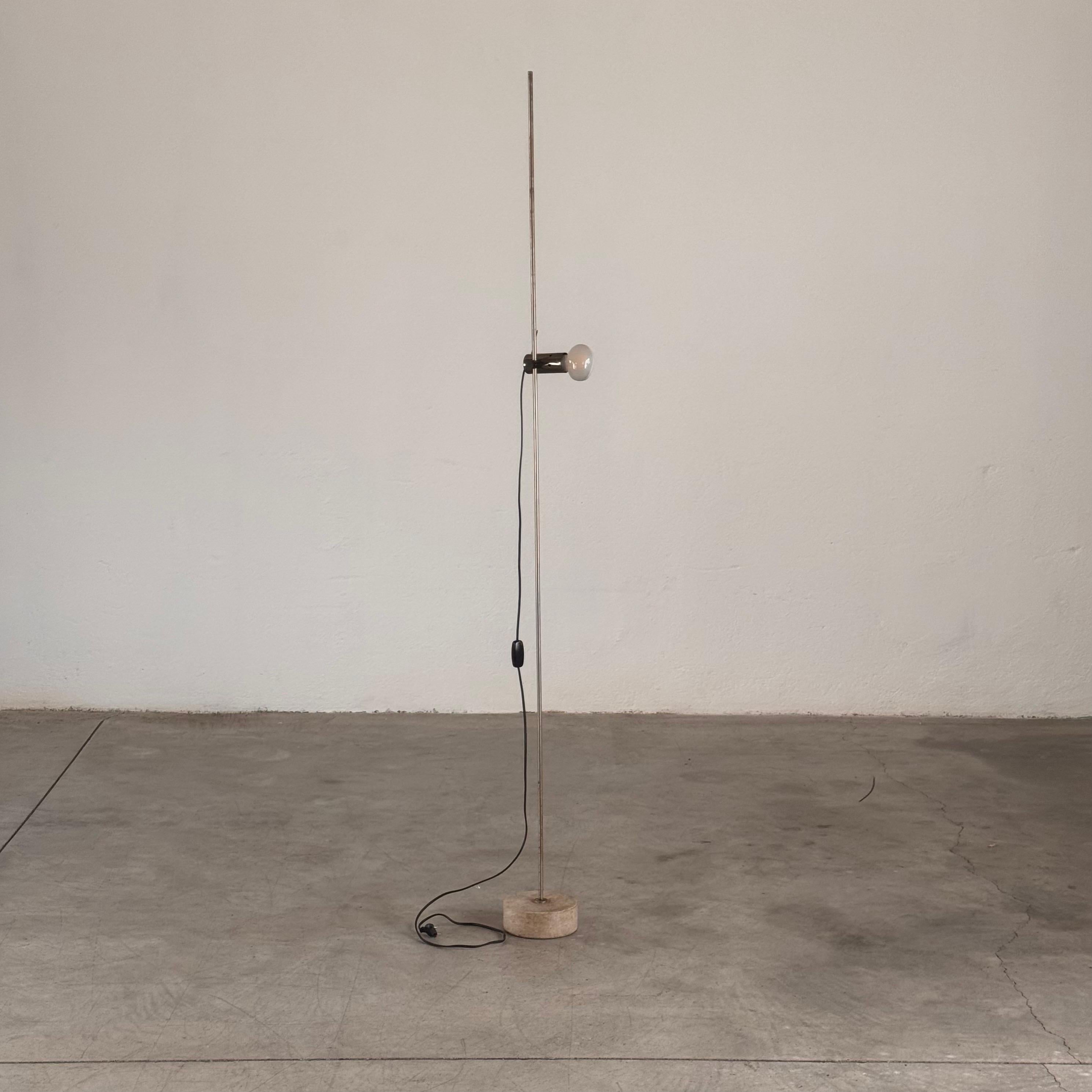 Véritable chef-d'œuvre du design d'éclairage italien du milieu du siècle, le lampadaire Design/One 387, conçu par Tito Agnoli en 1954, représente une première édition exceptionnellement rare. Connue sous le nom de lampe standard Agnoli, cette pièce