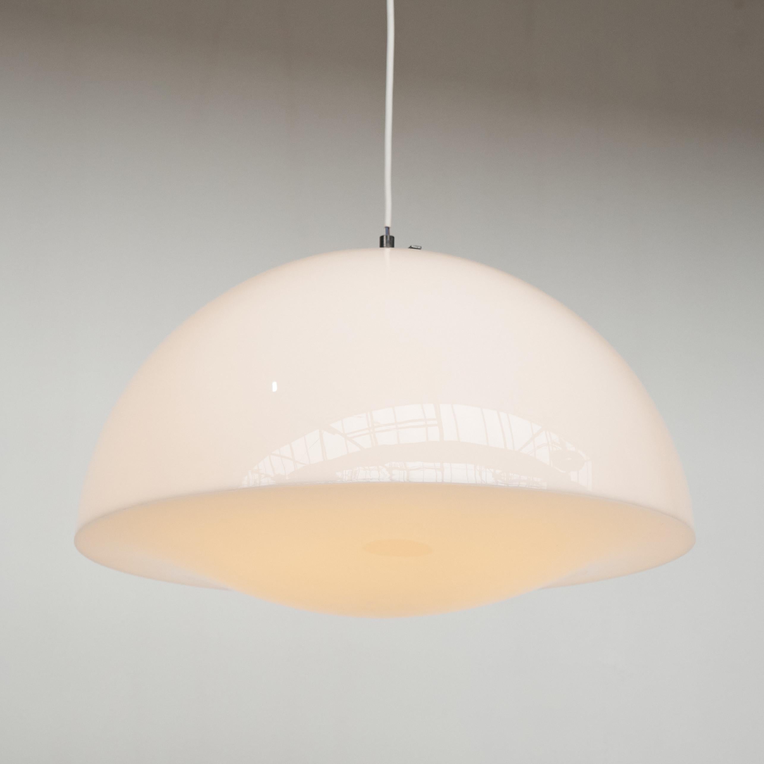 Tito Agnoli Modell 4461B 'Decentrata' Pendelleuchte für O-Luce, Italien, 1961.

Seltene und begehrte 