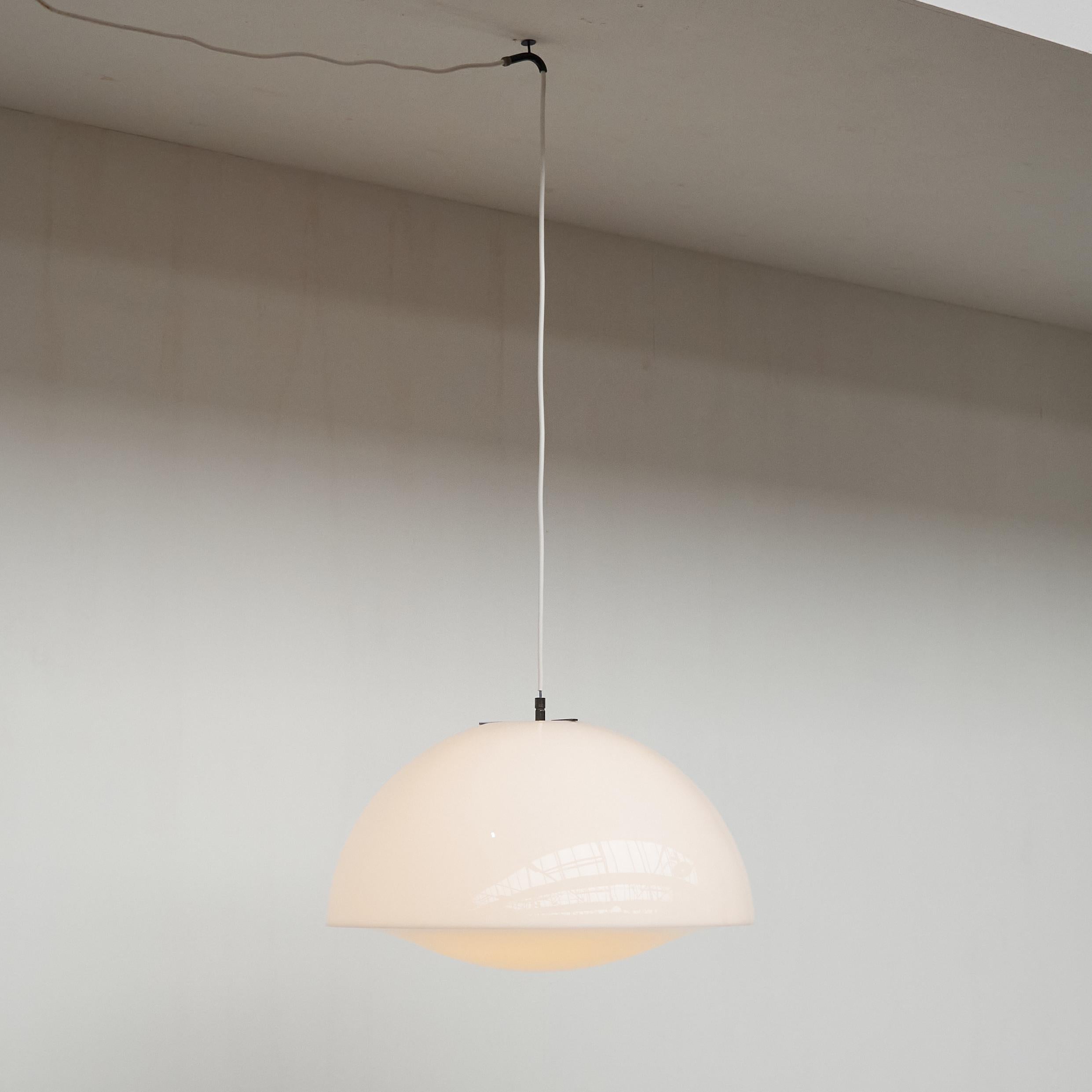 Tito Agnoli Modell 4461B 'Decentrata' Pendelleuchte für O-Luce, Italien 1961 (Moderne der Mitte des Jahrhunderts) im Angebot