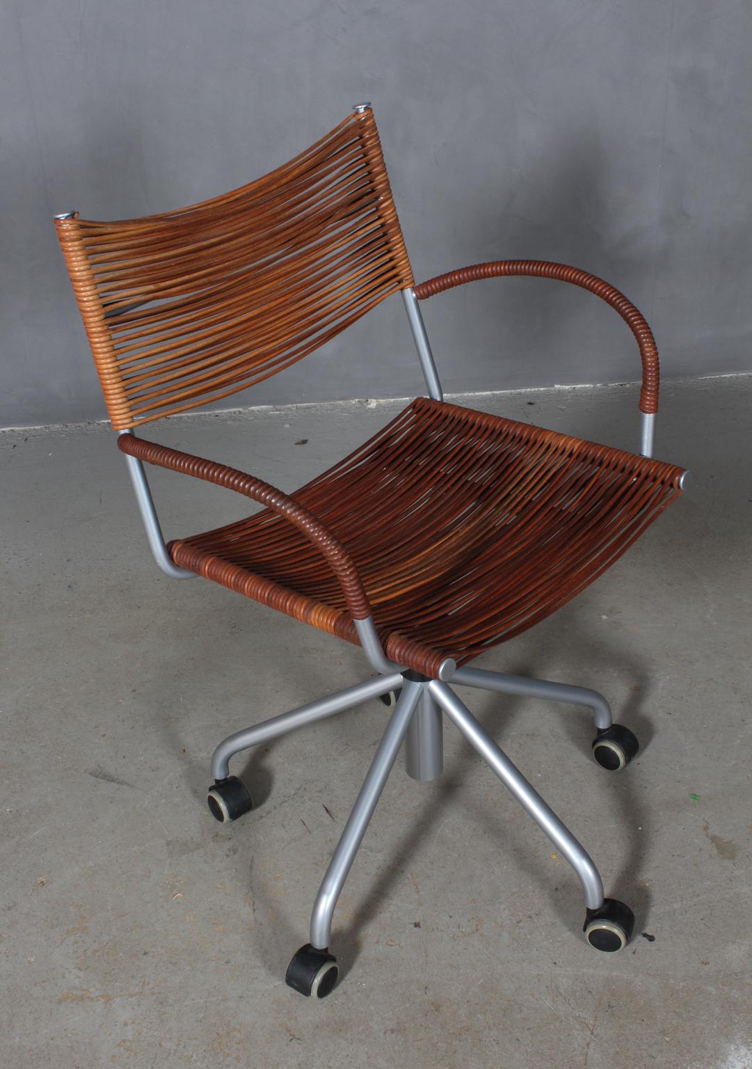 Vintage Tito Agnoli office chair with armrest and height adjustable.

Seat and back in leather cord.

Made for Pierantonio.