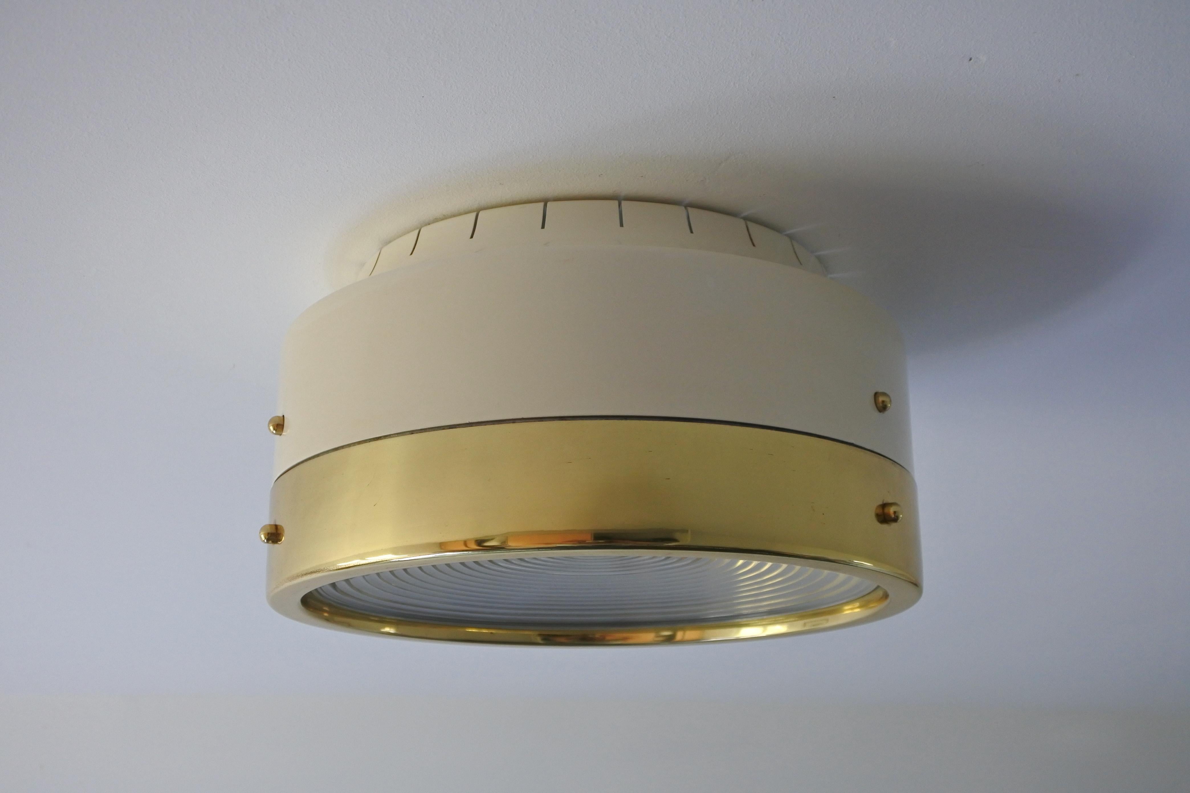 Rare lampe à encastrer réalisée par le célèbre architecte et designer Tito Agnoli.
Modèle 4448 B, créé en Italie en 1959 et fabriqué par O-Luce. 

Aluminium laqué, laiton et lentille en verre optique de Fresnel.
1x E27 douille Edison.

La lampe est