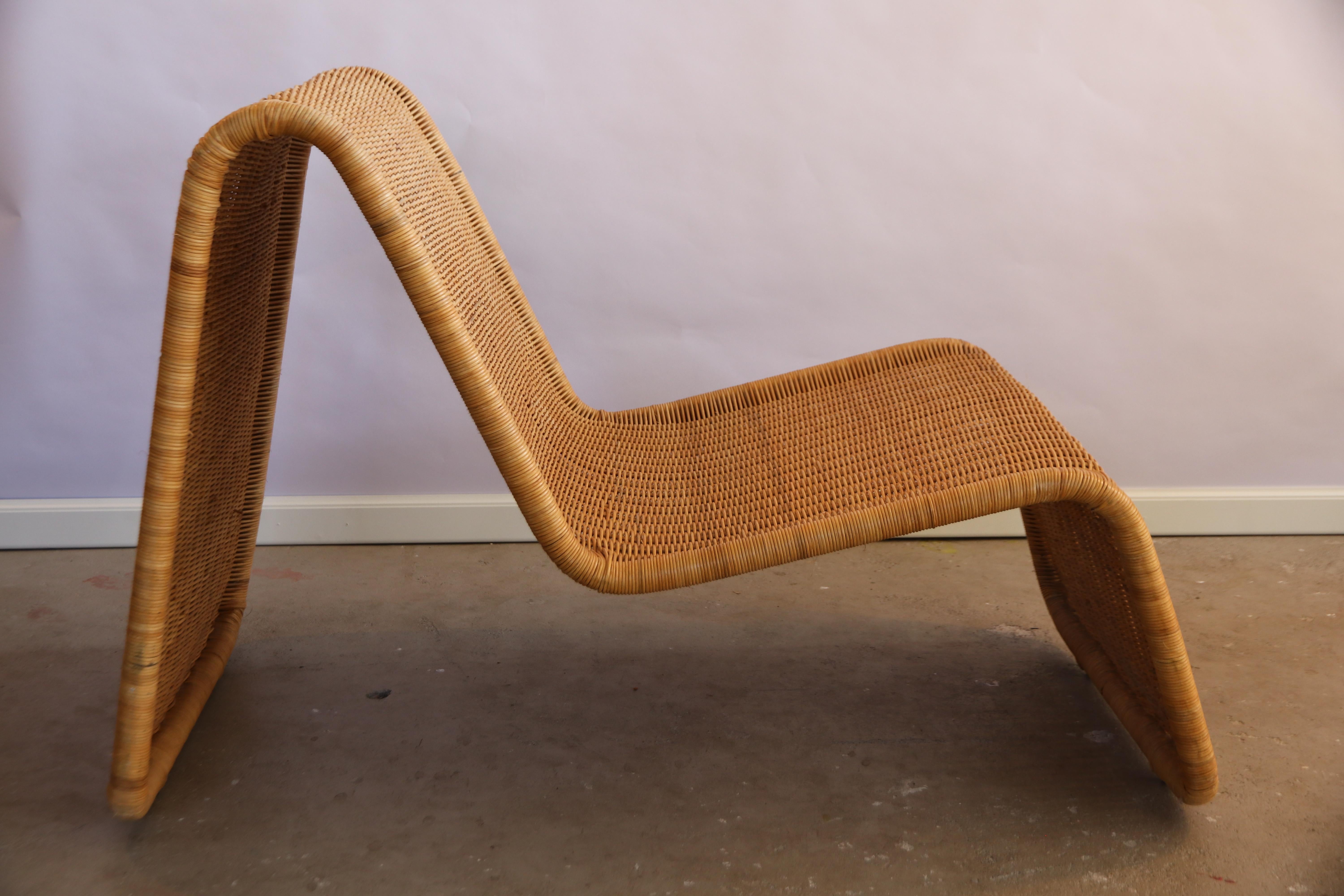 Beautiful low lounge chair for inside and outside use around the swimming pool for instance made of a tubular steel frame wrapped with a natural rattan seat. Beautiful design icon by Tito Agnoli. There are about 5 or 6 identical available.