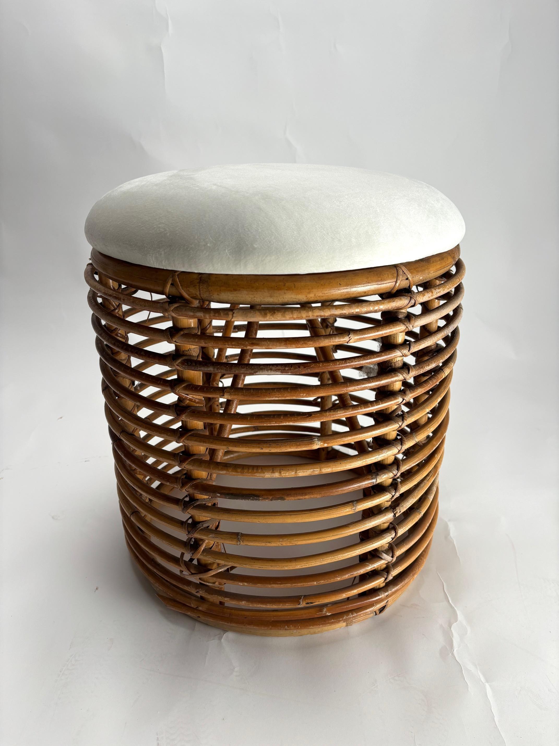 Pareja de hermosos taburetes de bambú, creados por el arquitecto y diseñador italiano Tito Agnoli en 1960.

Síntesis de elegancia y estilo italiano, refinamiento y ligereza, estos taburetes darán gran personalidad y buen gusto al paisaje de tu casa