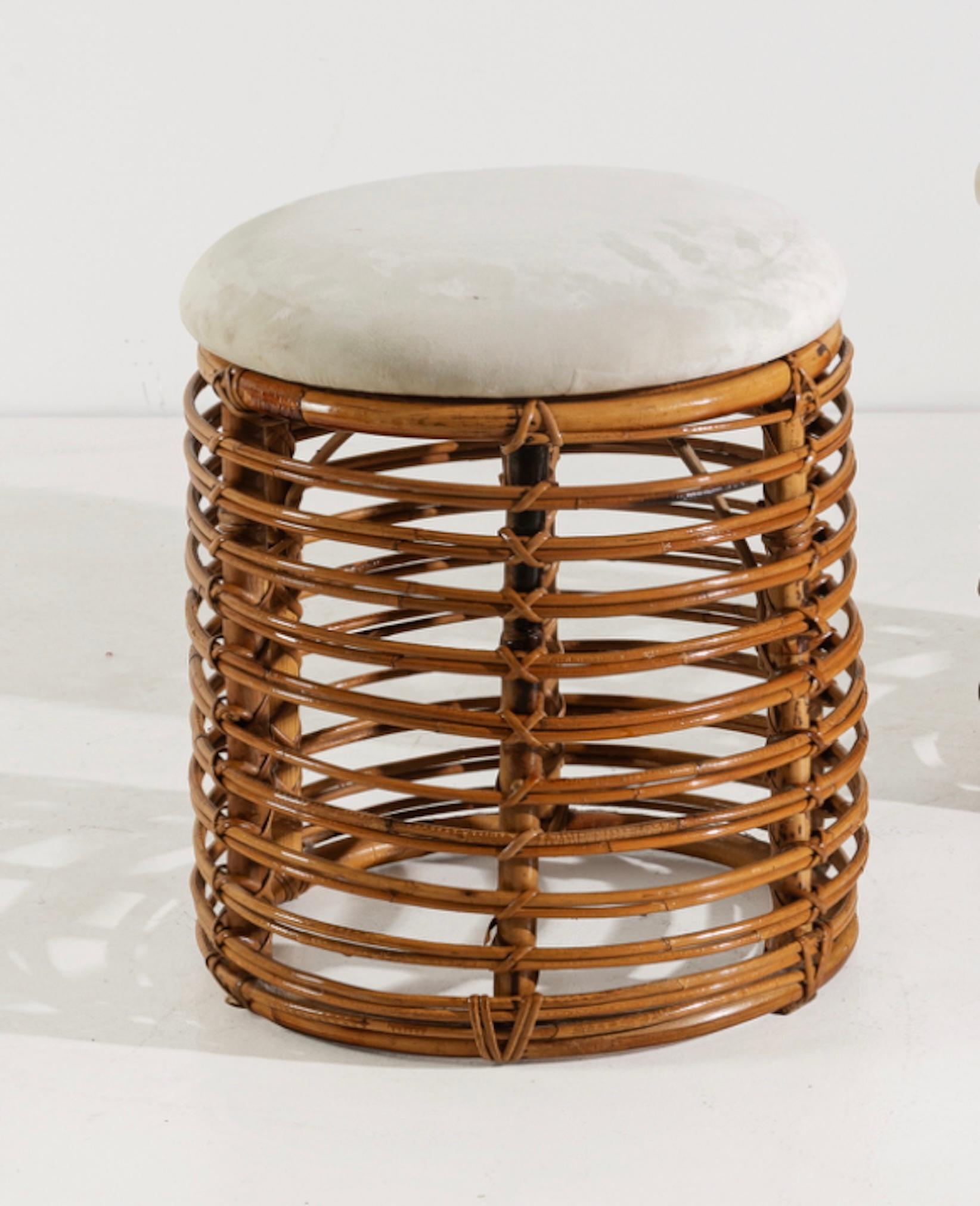 Coppia di bellissimi sgabelli in bambù, creati dall'architetto e designer italiano Tito Agnoli nel 1960.

Sintesi di eleganza e stile italiano, raffinatezza e leggerezza, questi sgabelli daranno grande personalità e buon gusto al paesaggio della tua
