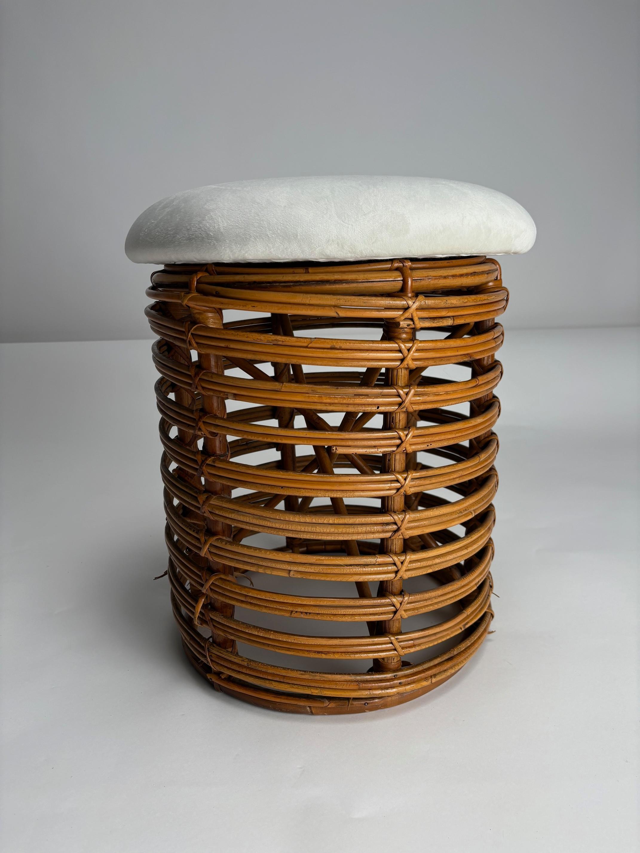 Coppia di bellissimi sgabelli in bambù, creati dall'architetto e designer italiano Tito Agnoli nel 1960.

Sintesi di eleganza e stile italiano, raffinatezza e leggerezza, questi sgabelli daranno grande personalità e buon gusto al paesaggio della tua