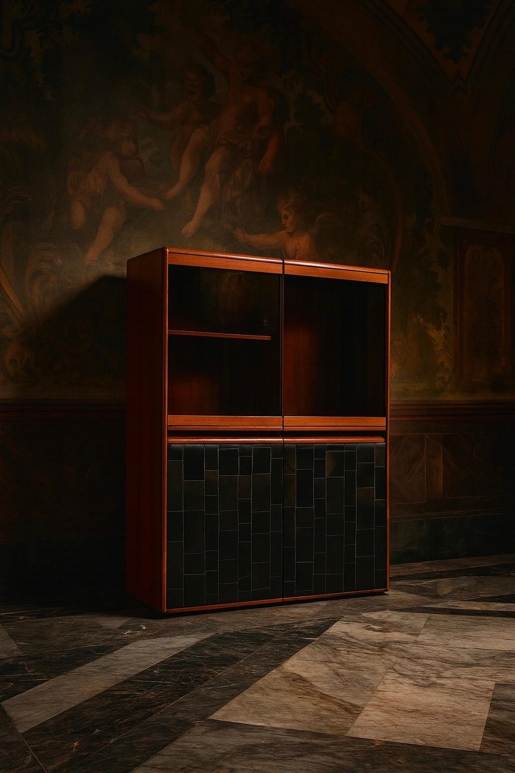 This refined bookcase cabinet was designed by Tito Agnoli for Caleido, a company belonging to the prestigious Gruppo Frau, in the 1970s.
It is a rare piece of furniture, highly representative of the designer’s research, capable of blending formal