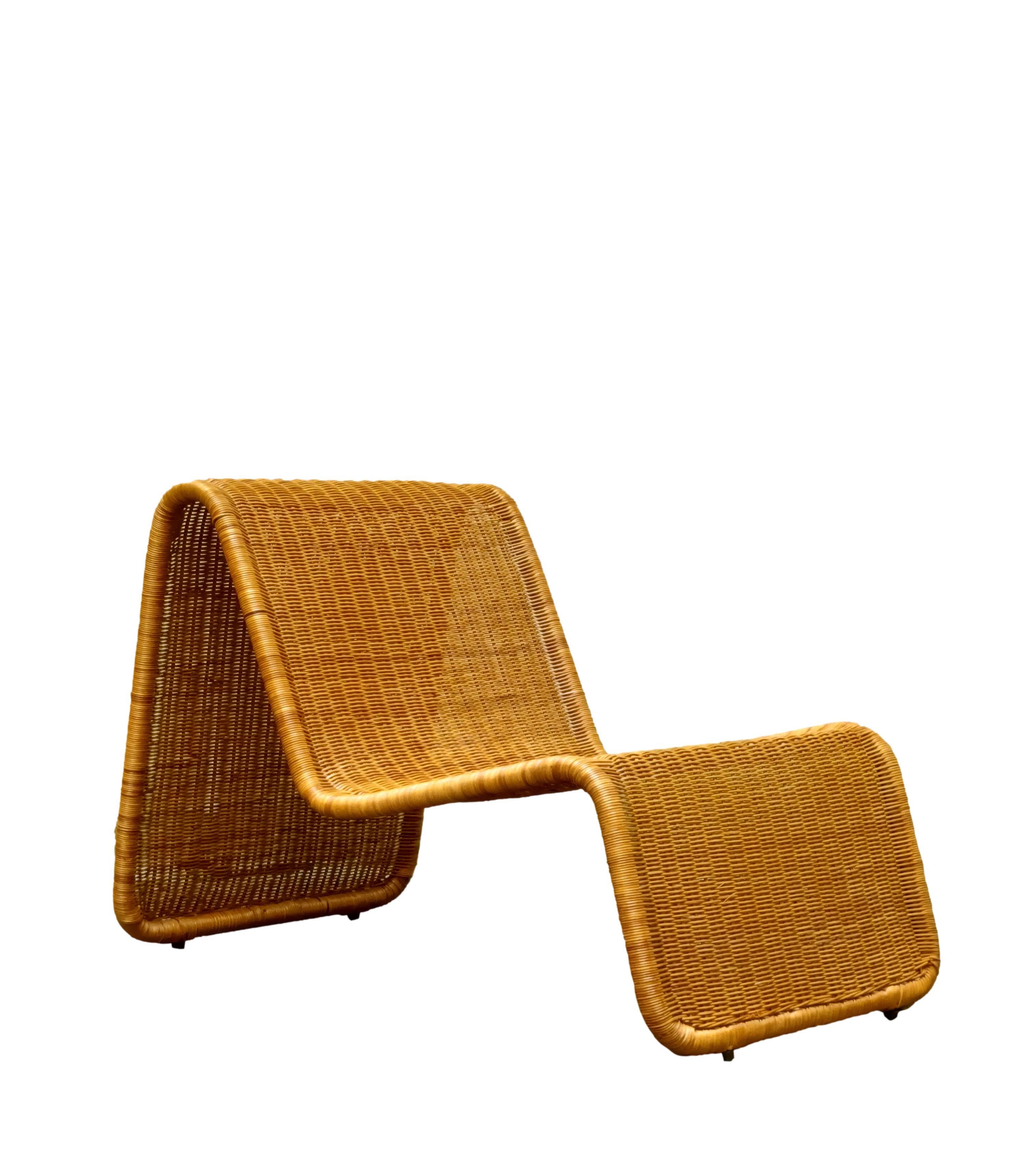 Chaiselongue/Sessel, vollständig aus  rattan, Mod. P3, von Tito Agnoli für Bonacina, 1960er Jahre.
 Die Struktur besteht aus einem einzigen Bauteil, das sich zu einer schrägen Rückenlehne und einem Sitz zusammenfaltet und dabei geometrischen Linien