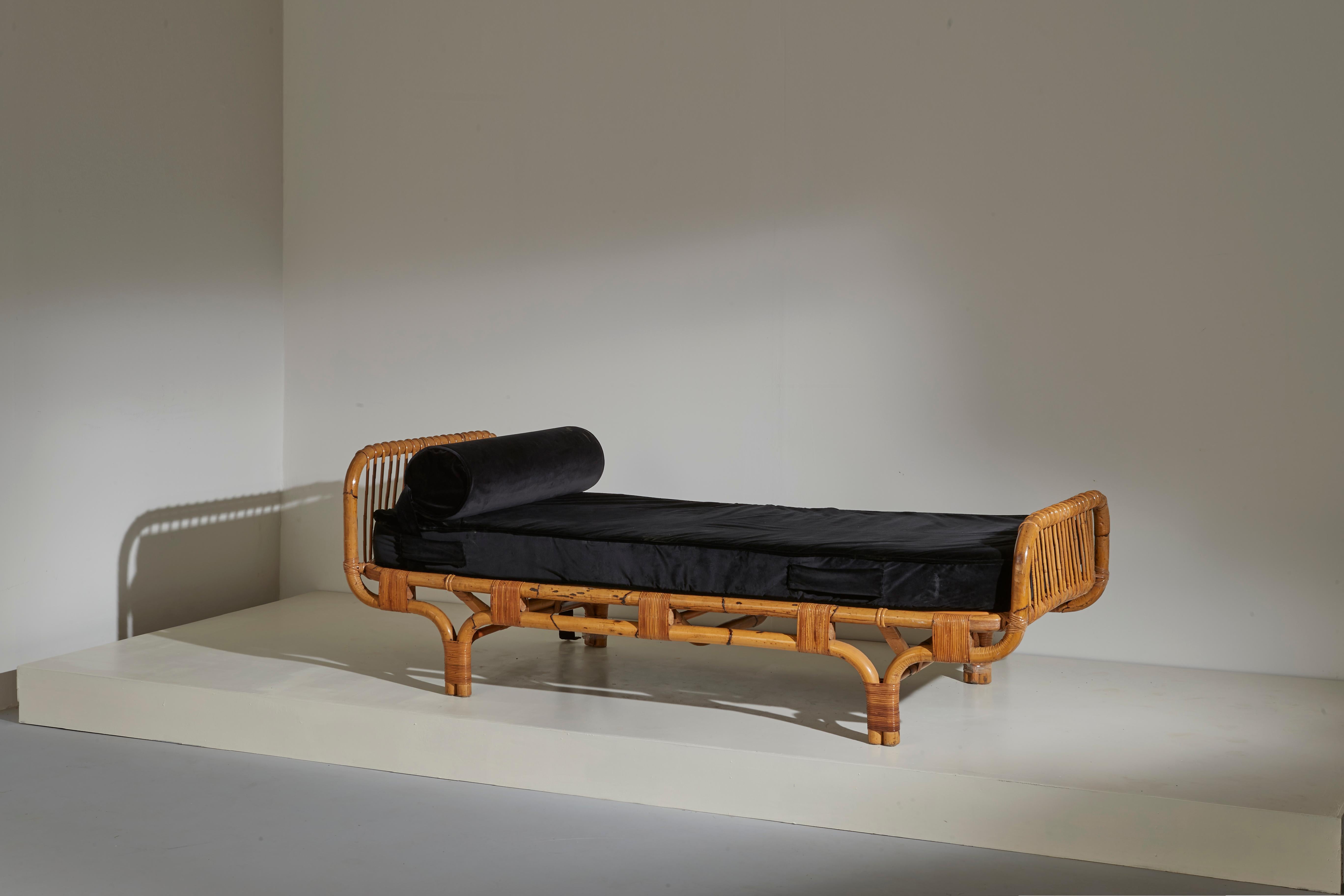 A beautiful daybed designed by Tito Agnoli and produced by Bonacina in the 1960s with sculptural bamboo headrest and footrest. In its original excellent vintage condition with a great patina.

Dimensions: 207x90x60cm (DxWxH).

Conditions: Very