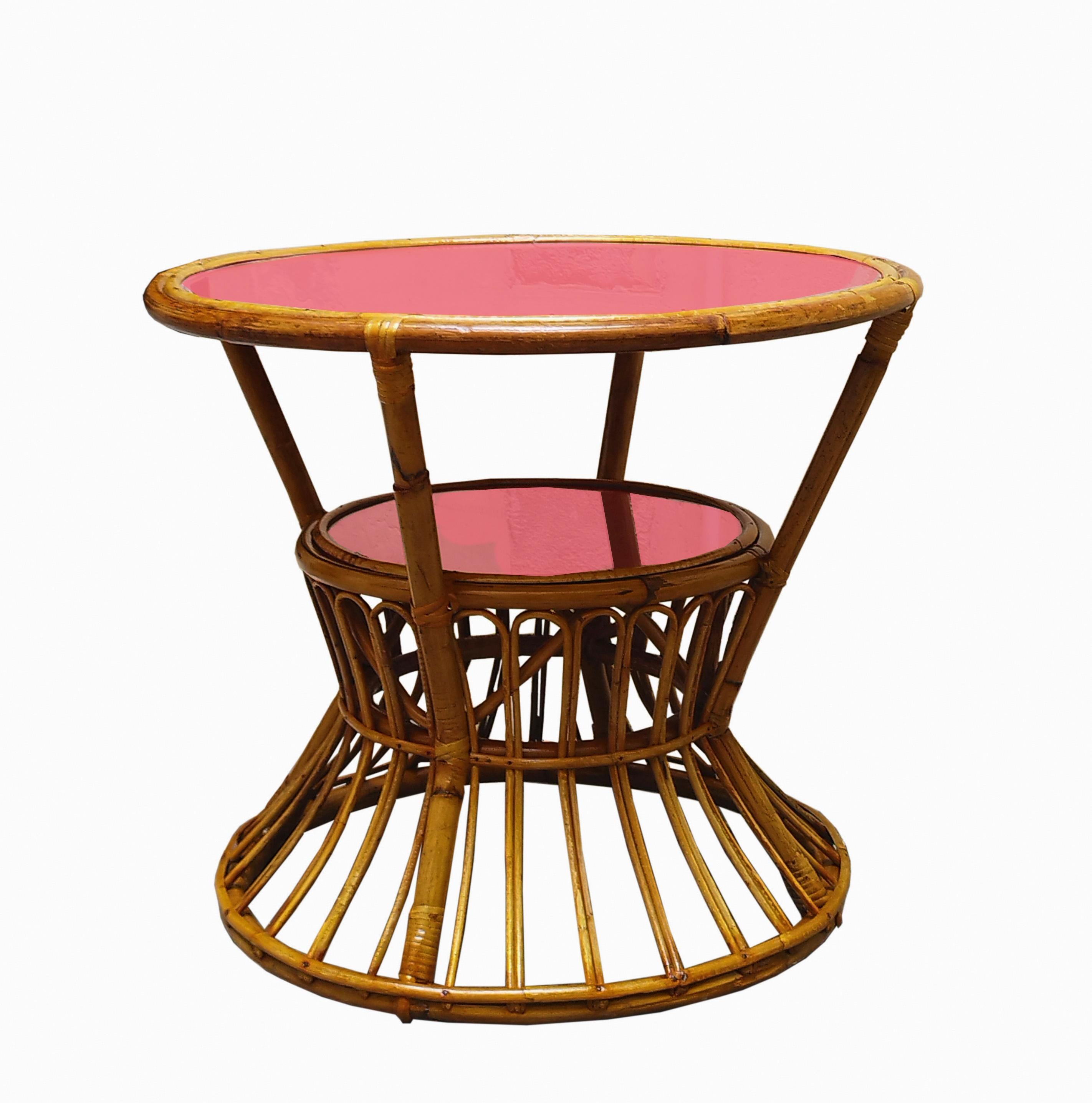 Table basse ronde en bambou avec plateau en verre rouge, conçue dans les années 1960 en Italie par Tito Agnoli.