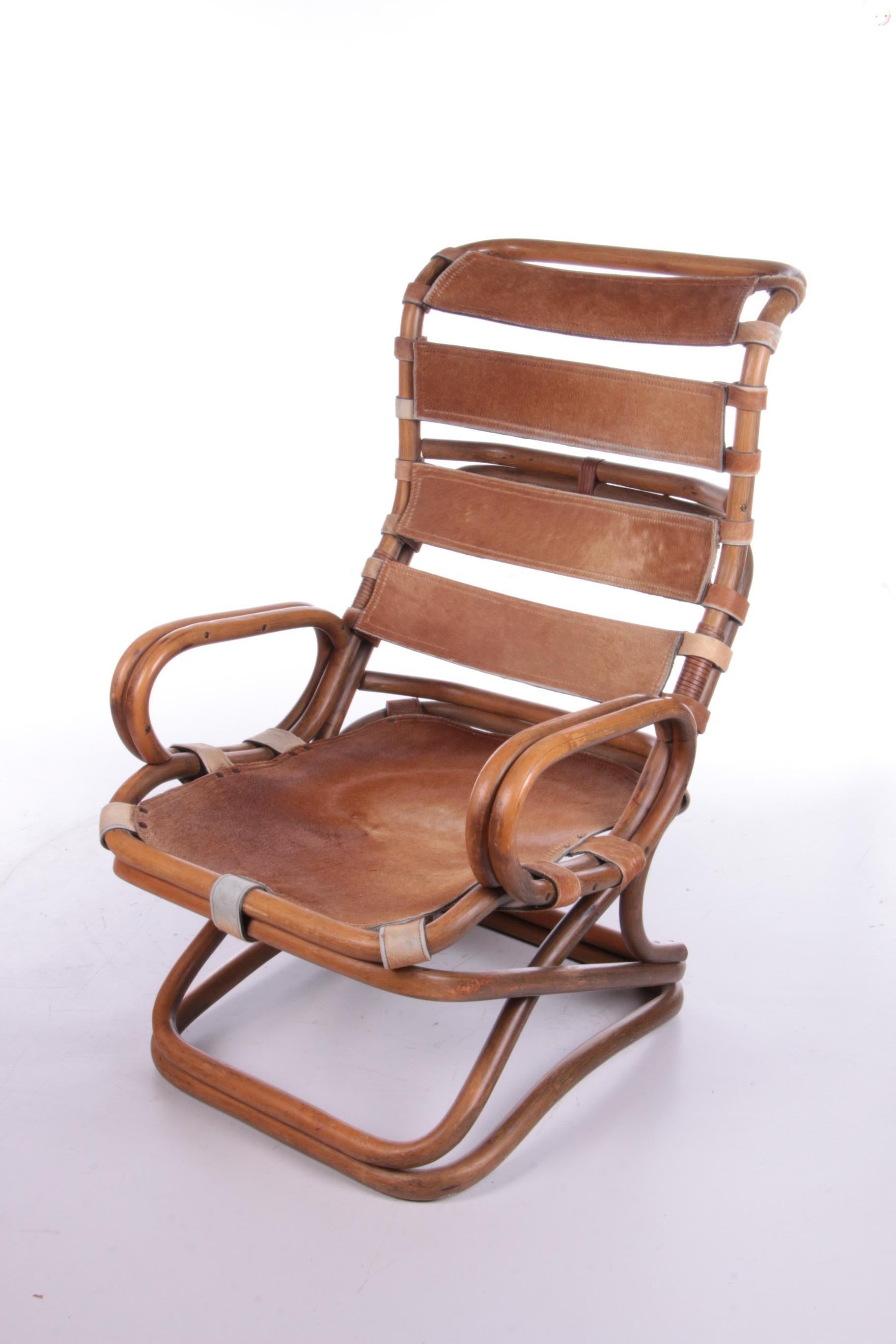 Chaise de relaxation Tito Agnoli en bambou et cuir, 1960.

Tito Agnoli a conçu ce fauteuil en rotin et cuir de cheval fabriqué par Pierantonio Bonacina, vers 1960.

Il s'agit d'un modèle italien et il n'en reste pas beaucoup.

Le cuir est un cuir de
