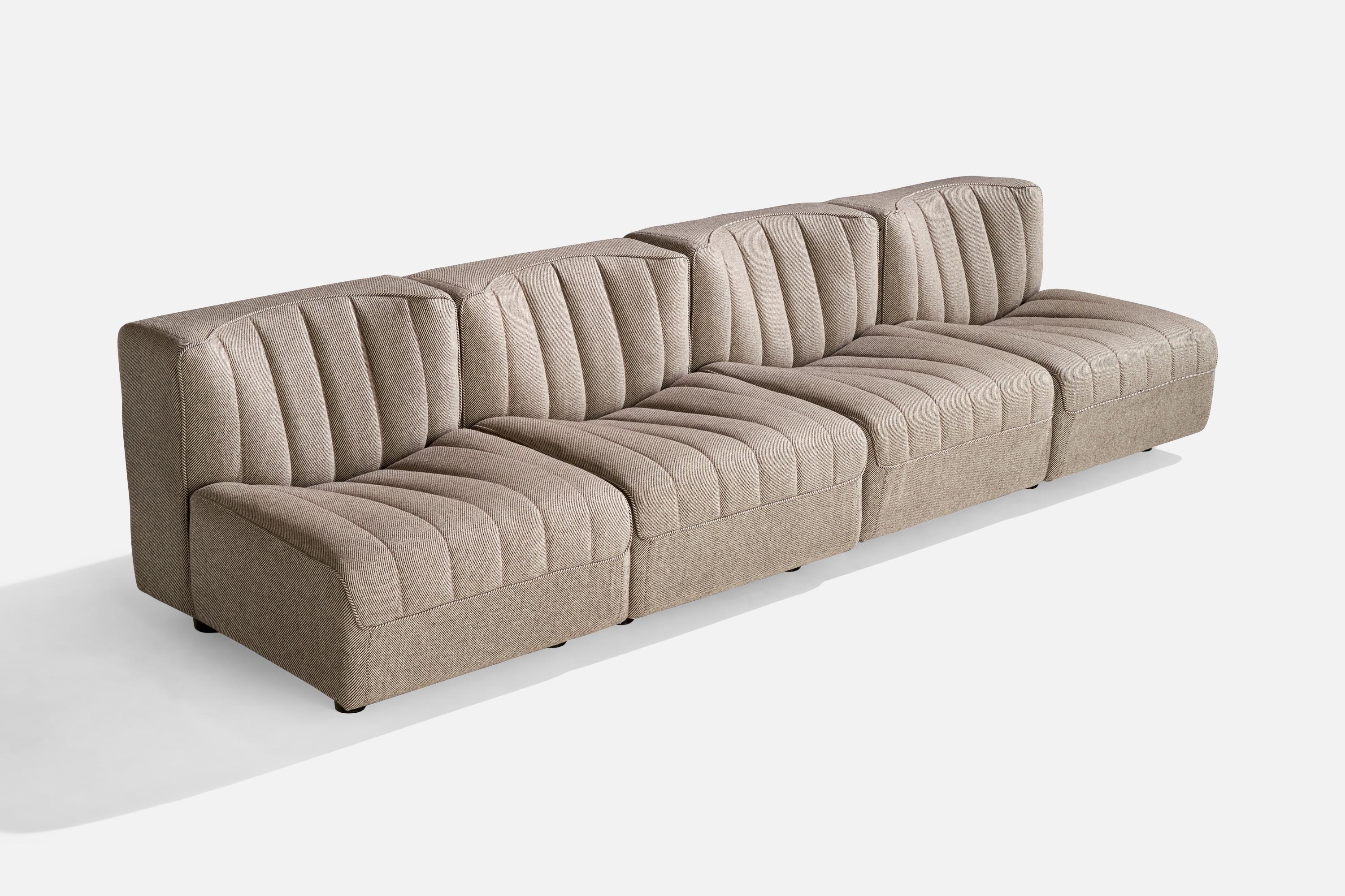 Canapé sectionnel ou modulaire à 4 places en bois et tissu conçu par Tito Agnoli et produit par Arflex, Italie, vers les années 1970.

Hauteur du siège : 14.5