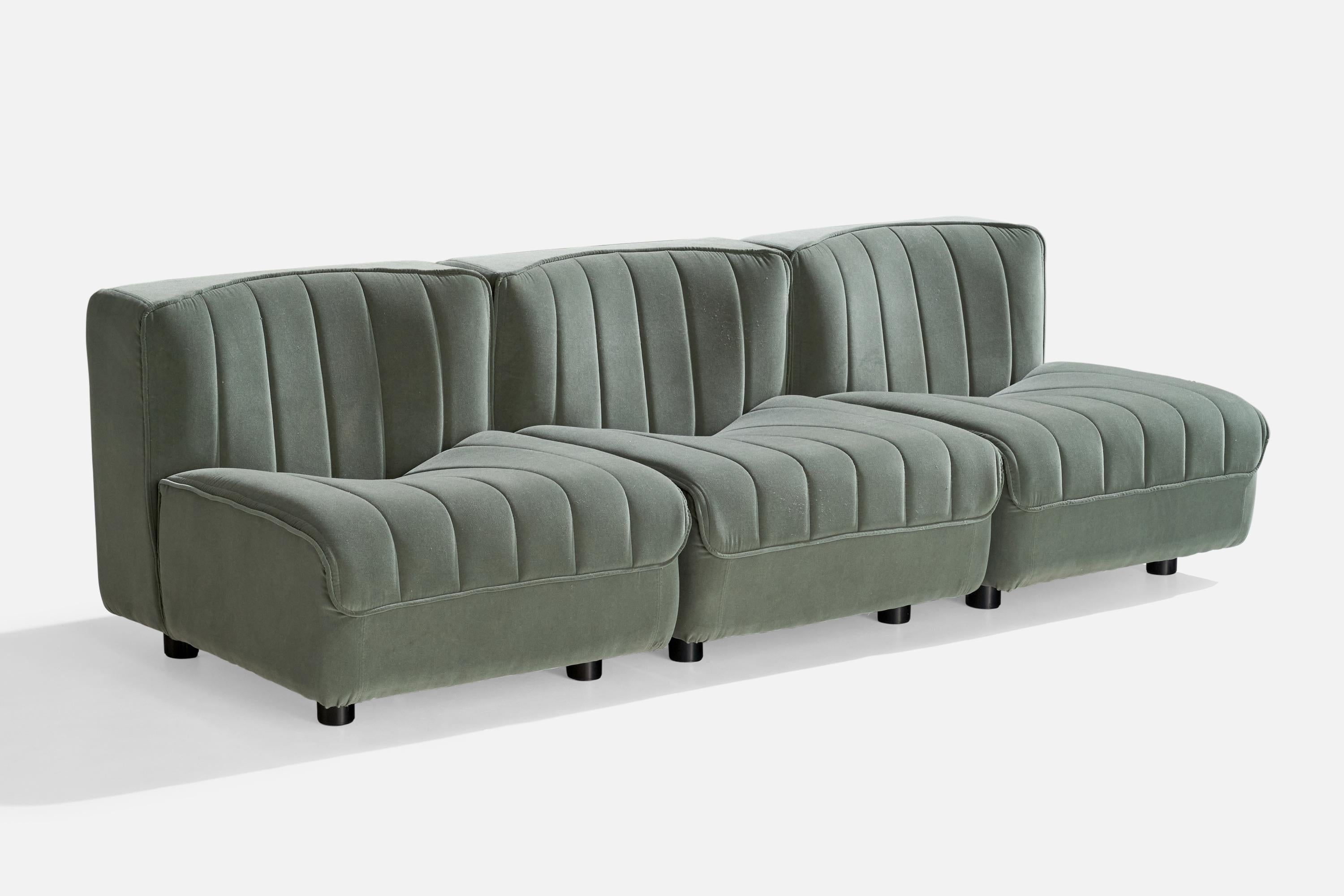 Canapé sectionnel ou modulaire à trois places en bois et velours vert conçu par Tito Agnoli et produit par Arflex, Italie, c. années 1970.

Dimensions : 24.25