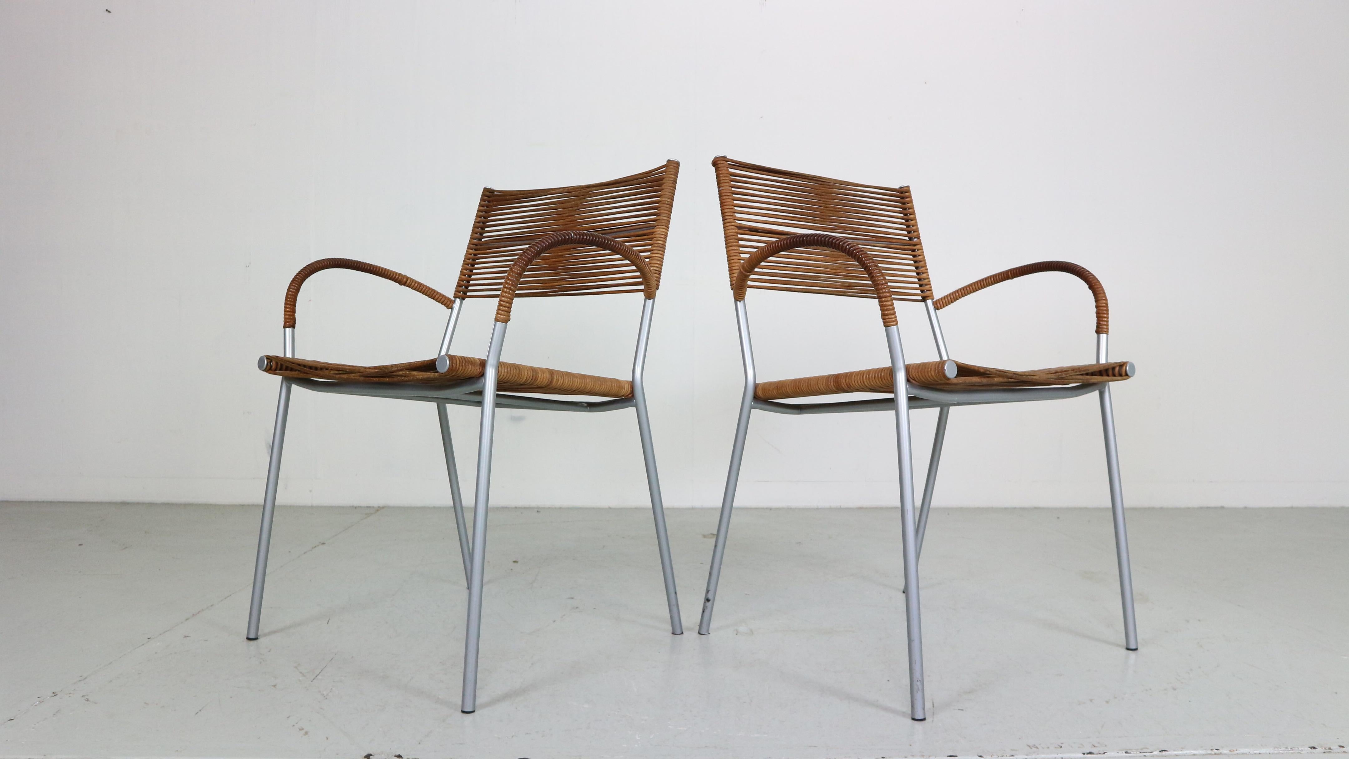 Magnifique ensemble de 2 chaises de salle à manger/chaises à bras conçu par Tito Agnoli et fabriqué par Bonacin, Italie, période 1990.
Design/One de qualité italienne intemporelle.

Numéro de modèle : Mis B2 RVS.
Marqué à l'origine.

Les chaises