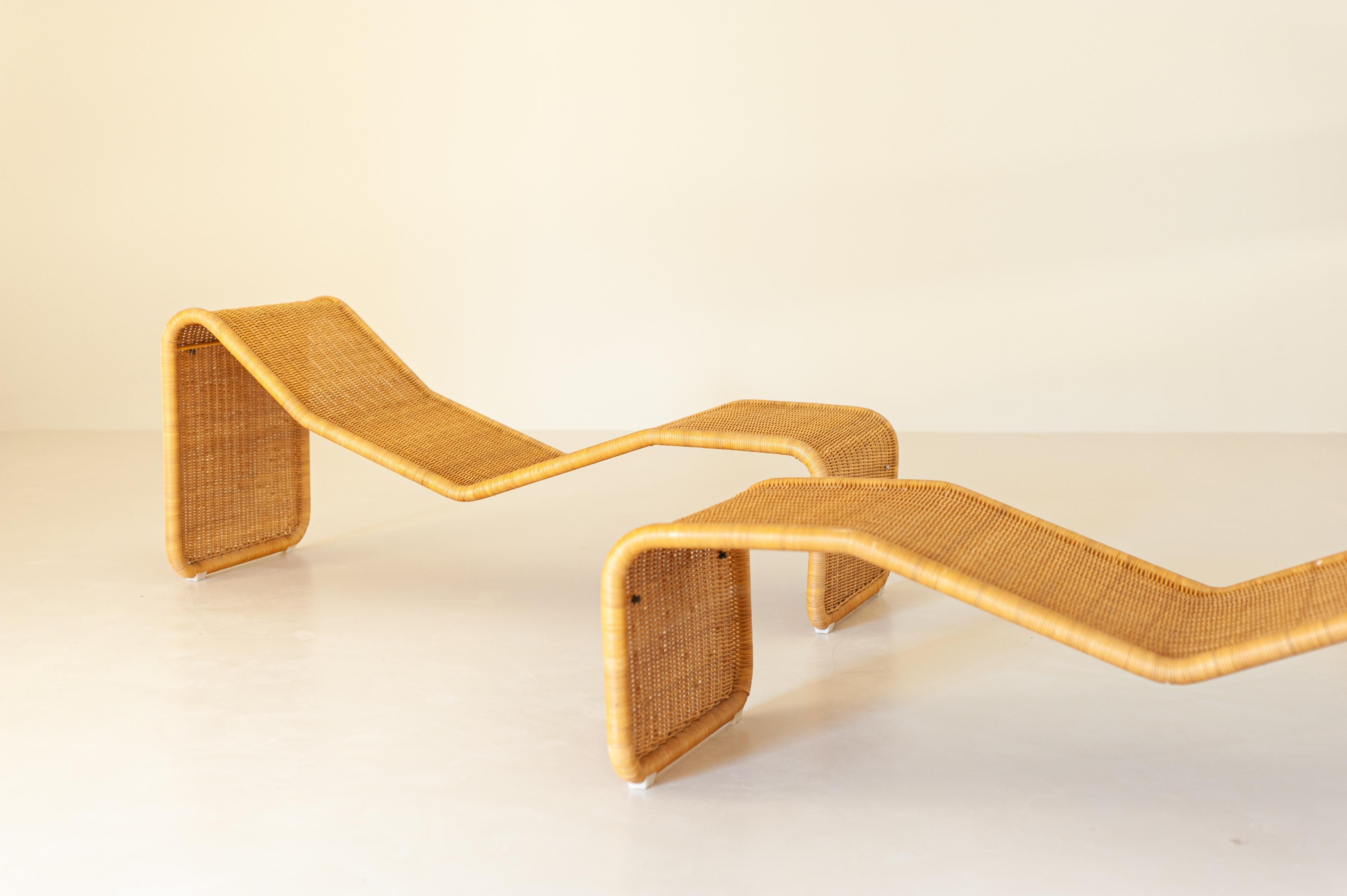 Un ensemble de quatre chaises longues extrêmement bien conservé, conçu par Tito Agnoli pour Pierantonio Bonacina, Italie 1962. Ces chaises ont été produites à la fin des années 70 et conservent à la fois leurs coussins d'origine bien préservés et
