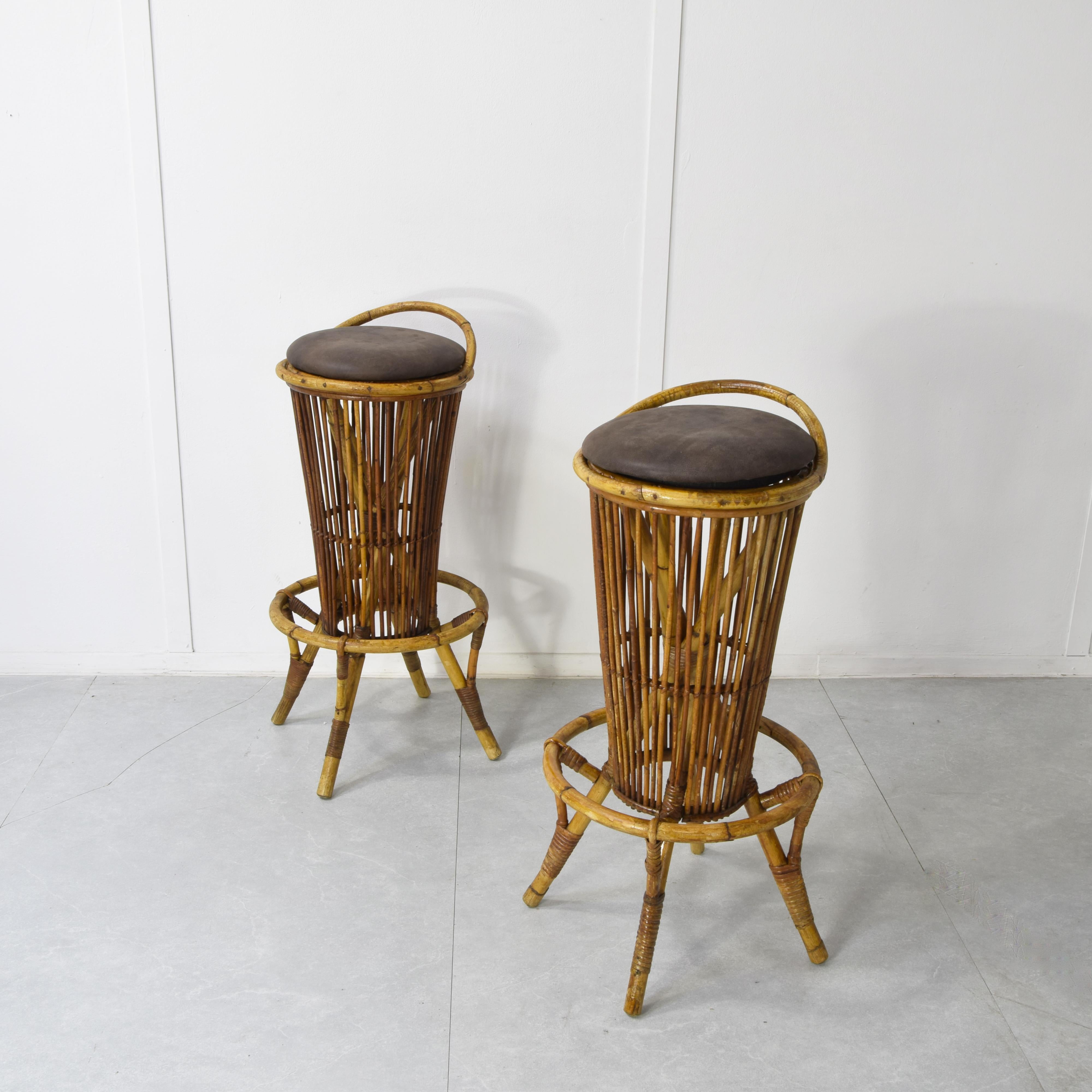 Pareja de taburetes de bar, probablemente de bambú o ratán, con un diseño que recuerda el trabajo de Tito Agnoli para Bonacina, concretamente el modelo 