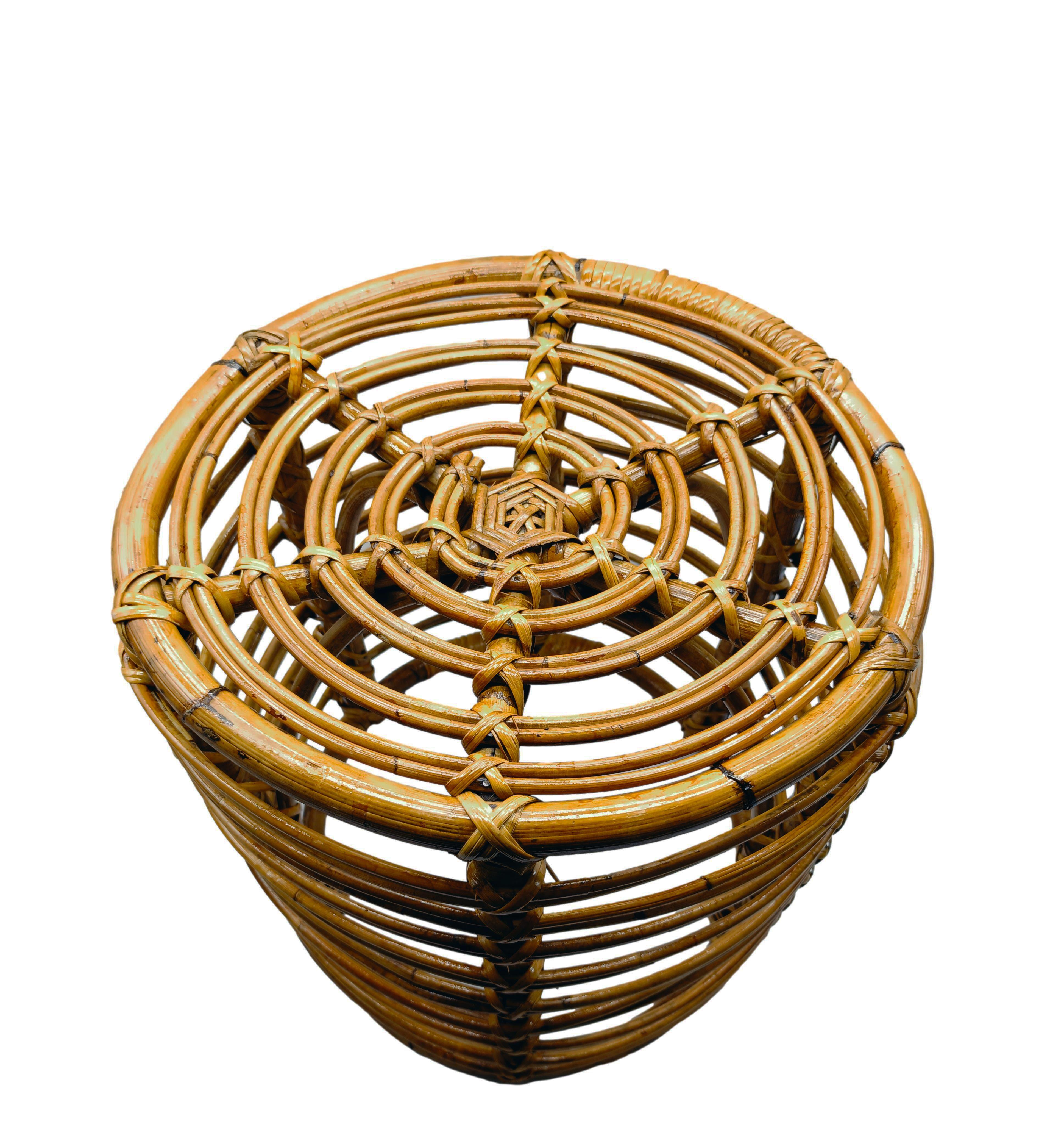 Bellissimo sgabello pouf o tavolino della metà del secolo attribuito a Tito Agnoli.
Questo fantastico sgabello è stato realizzato in Italia negli anni '60.
La lavorazione di questi sgabelli è eccezionale, la struttura in bambù permette a questo