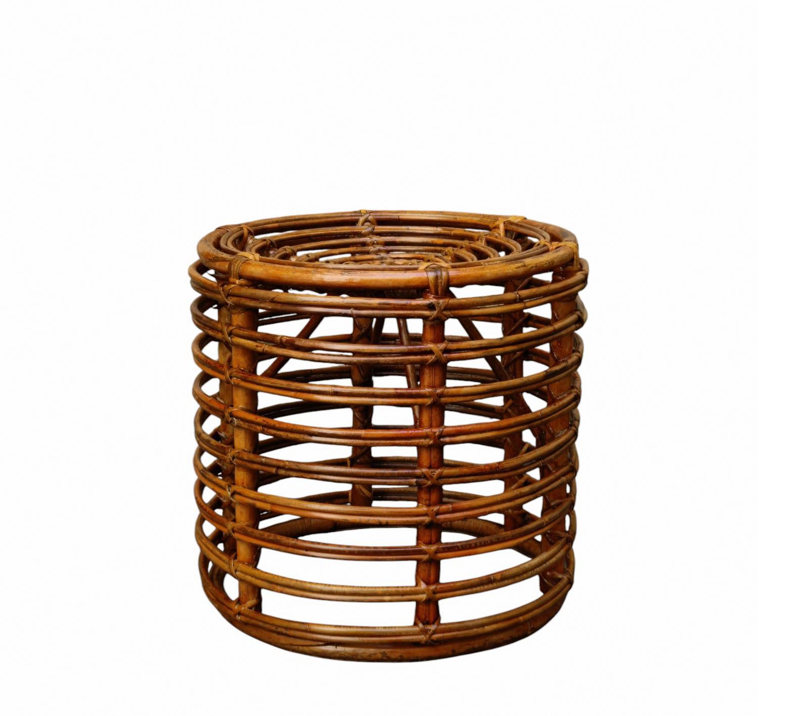 Beautiful mid-century pouf stool or side table attributed to Tito Agnoli.
This fantastic stool was made in Italy in the 1960s.
The workmanship of these stools is exceptional, the bamboo structure allows this stool to be light and solid at the same