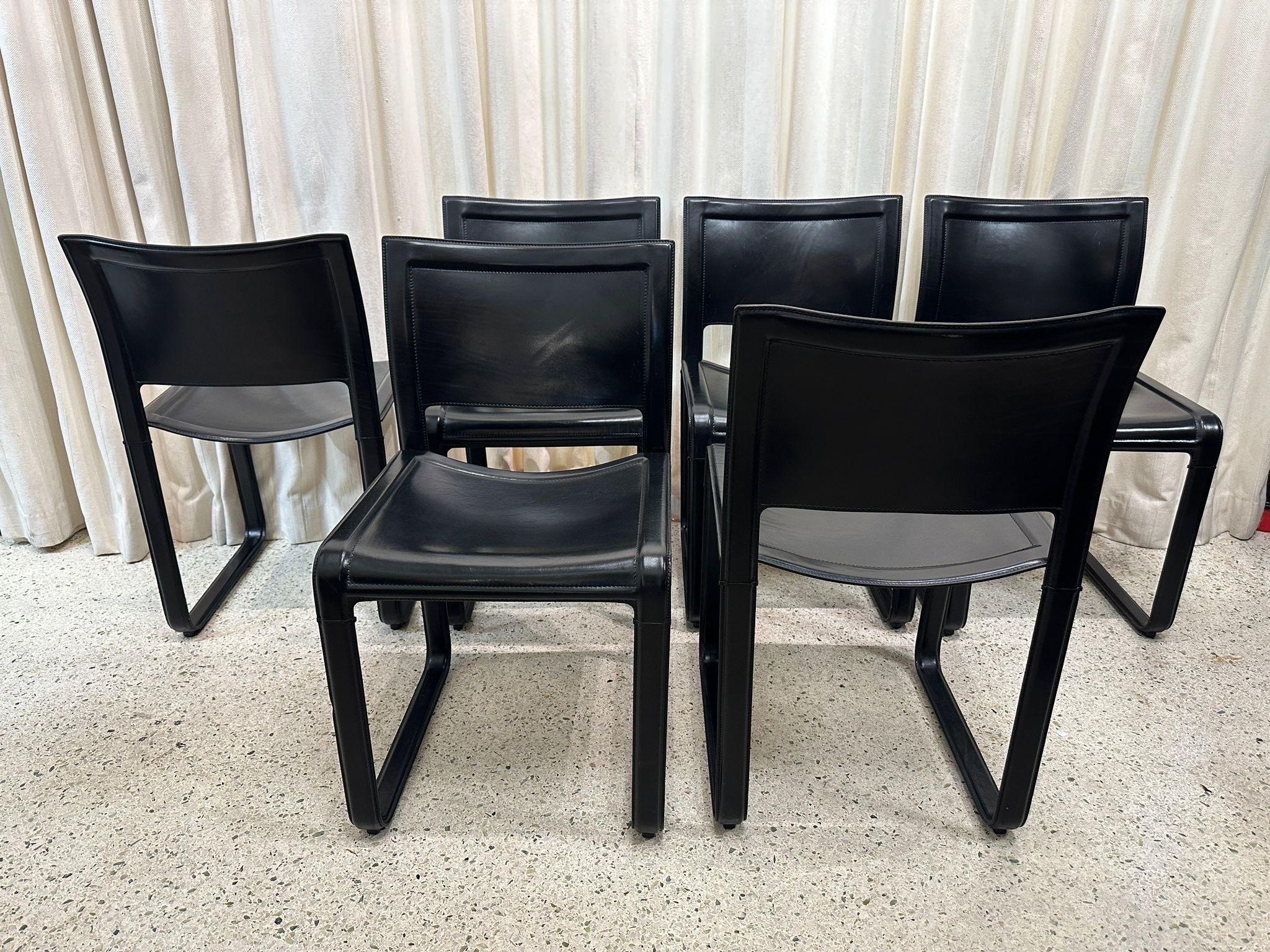 Set di sei (6) sedie con cinghie in pelle di Tito Agnoli 
