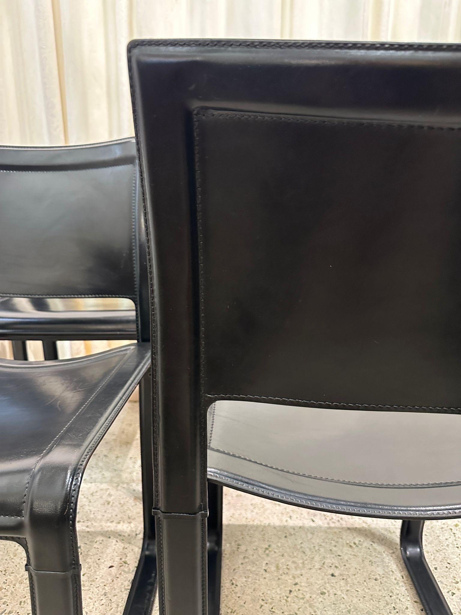 Set di sei (6) sedie con cinghie in pelle di Tito Agnoli 