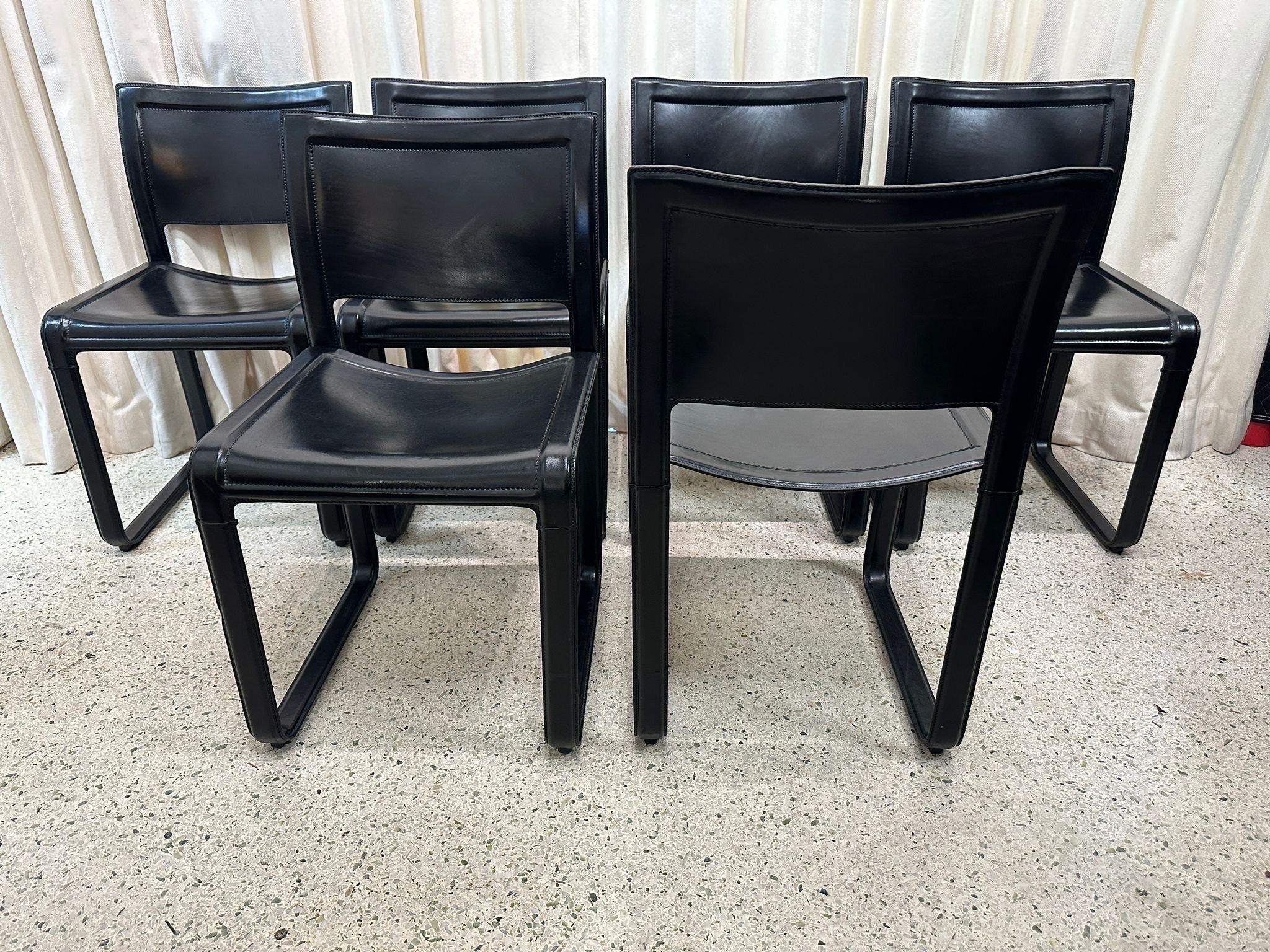 Set di sei (6) sedie con cinghie in pelle di Tito Agnoli 