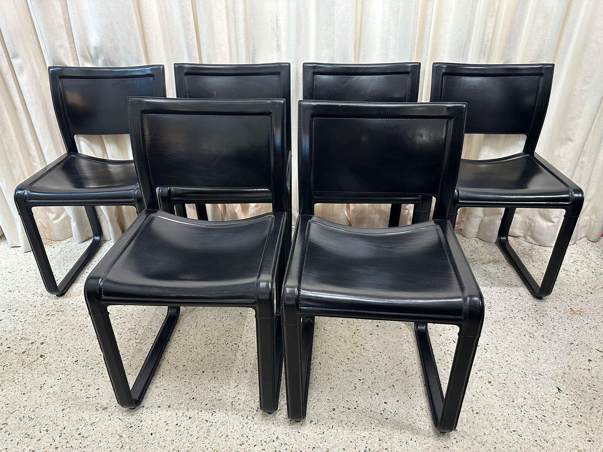 Set di sei (6) sedie con cinghie in pelle di Tito Agnoli 