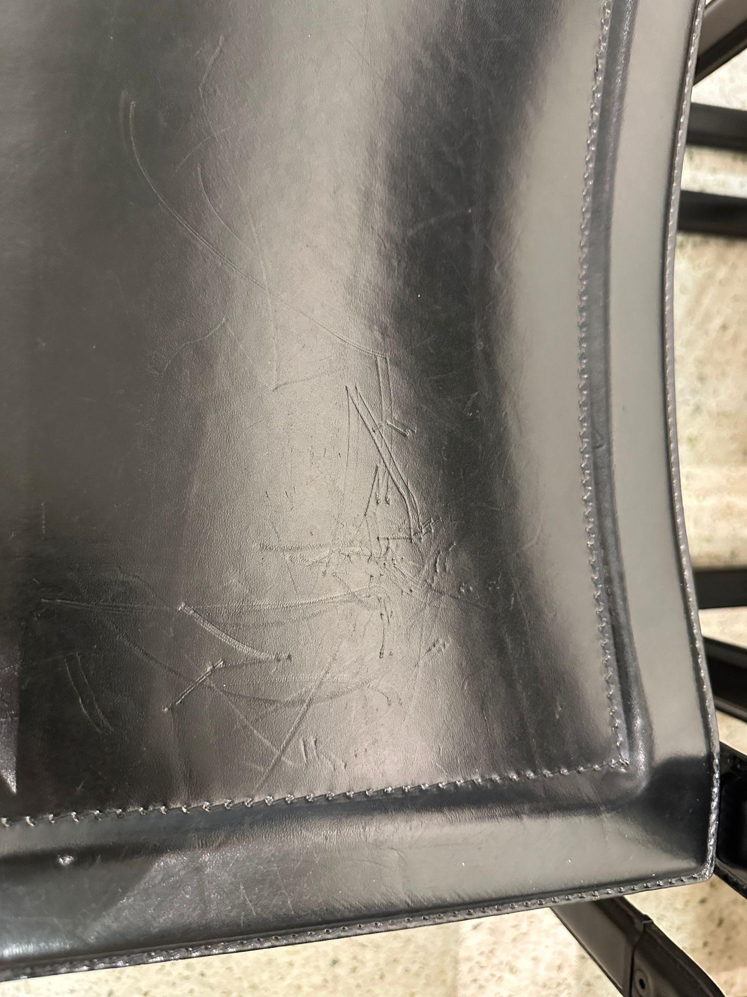 Pelle Set di sei (6) sedie con cinghie in pelle di Tito Agnoli 