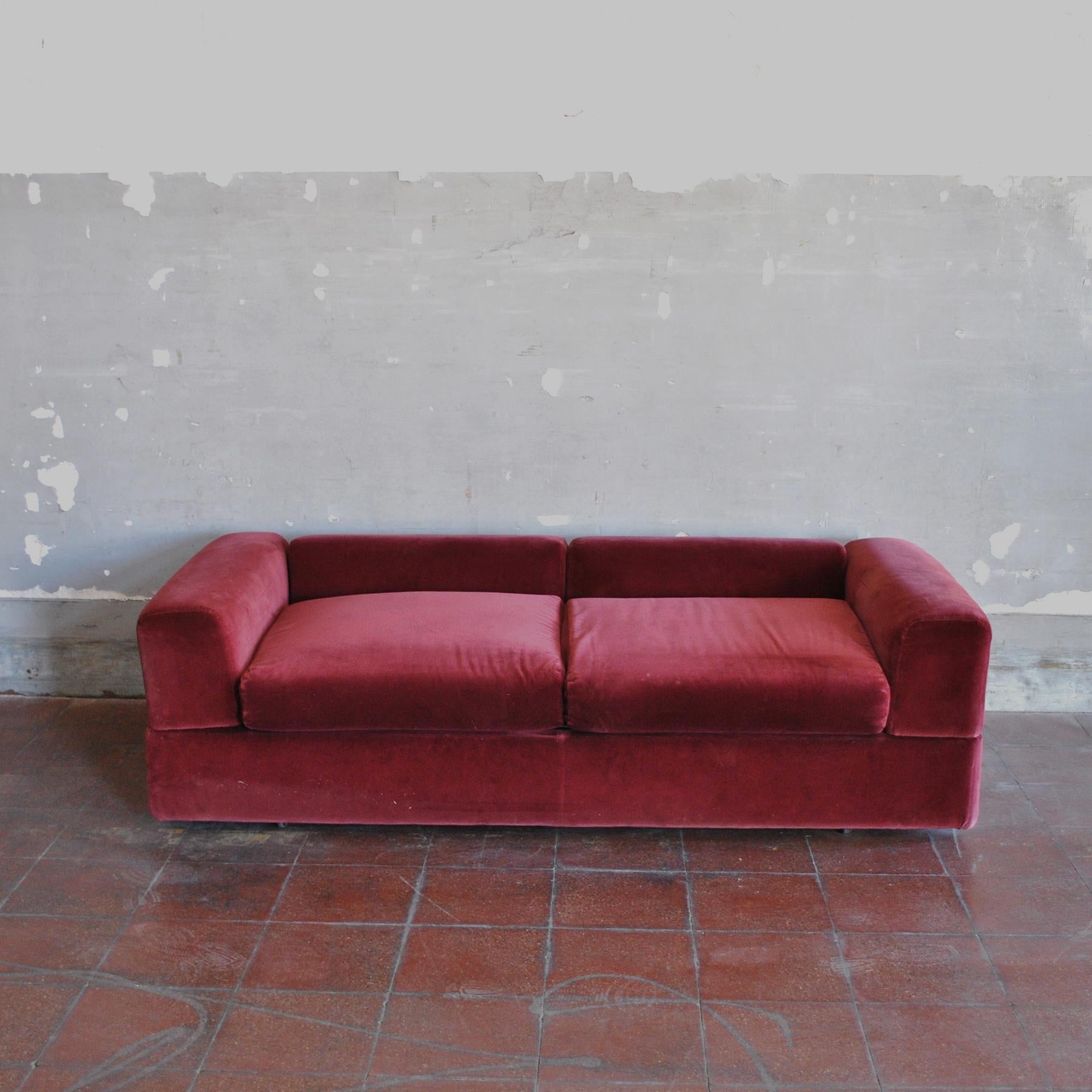 Mid-Century Modern Space Age sofa which can be converted in a daybed, designed by Tito Agnoli and manufactured by Cinova. A truly stunning design, just look at the copper patinated metal joints.