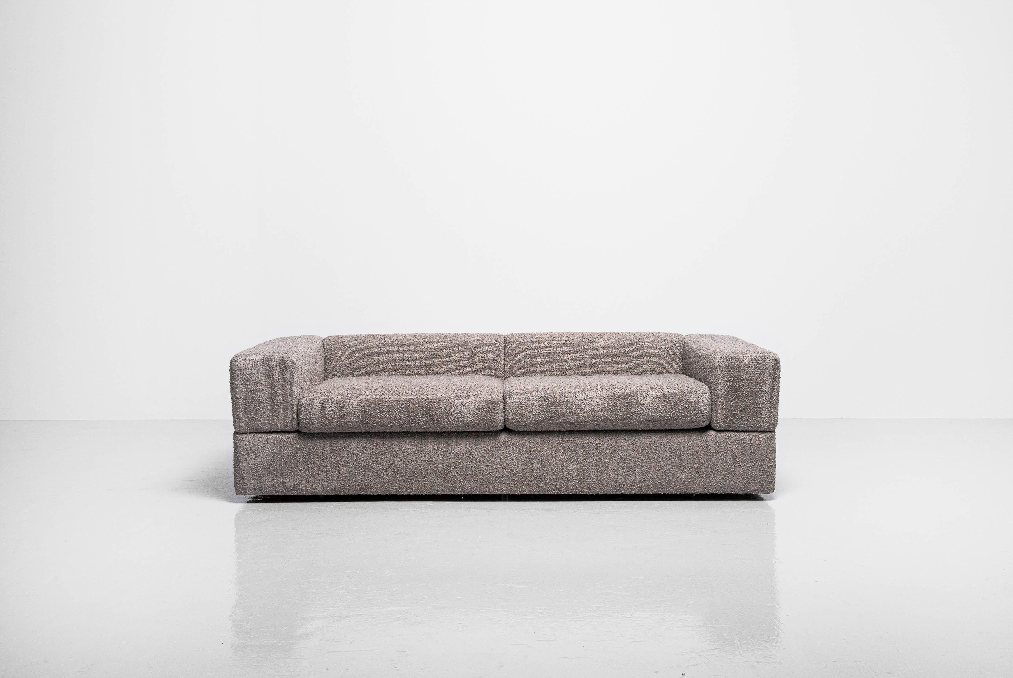 Very nice cosy and functional daybed sofa model 711 designed by Tito Agnoli and manufactured by Cinova, Italy 1968. The sofa has a wood structure covered with foam and fabric, with metal spring seat bottom. A mattress covered with white fabric and