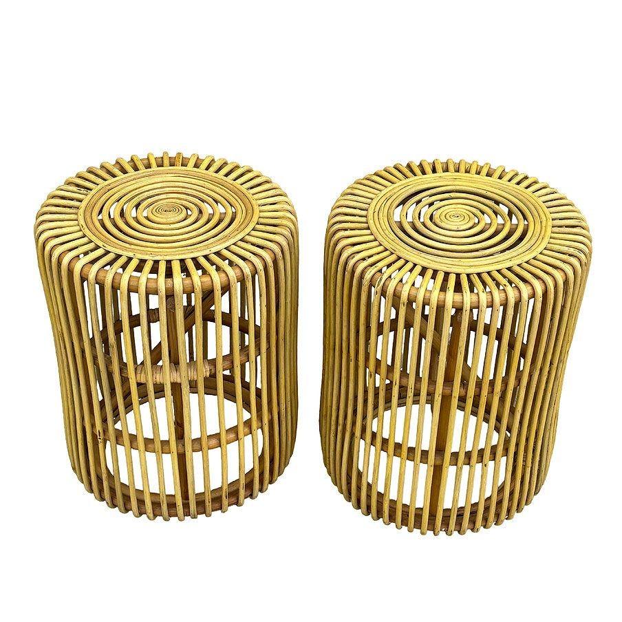 Tabouret en rotin du milieu du siècle dans le style de Tito Agnoli, fabriqué en Italie vers 1960, avec un plateau en rotin en spirale qui tombe en cascade sur le côté. Cette exquise paire de tabourets du milieu du siècle, qui peuvent également