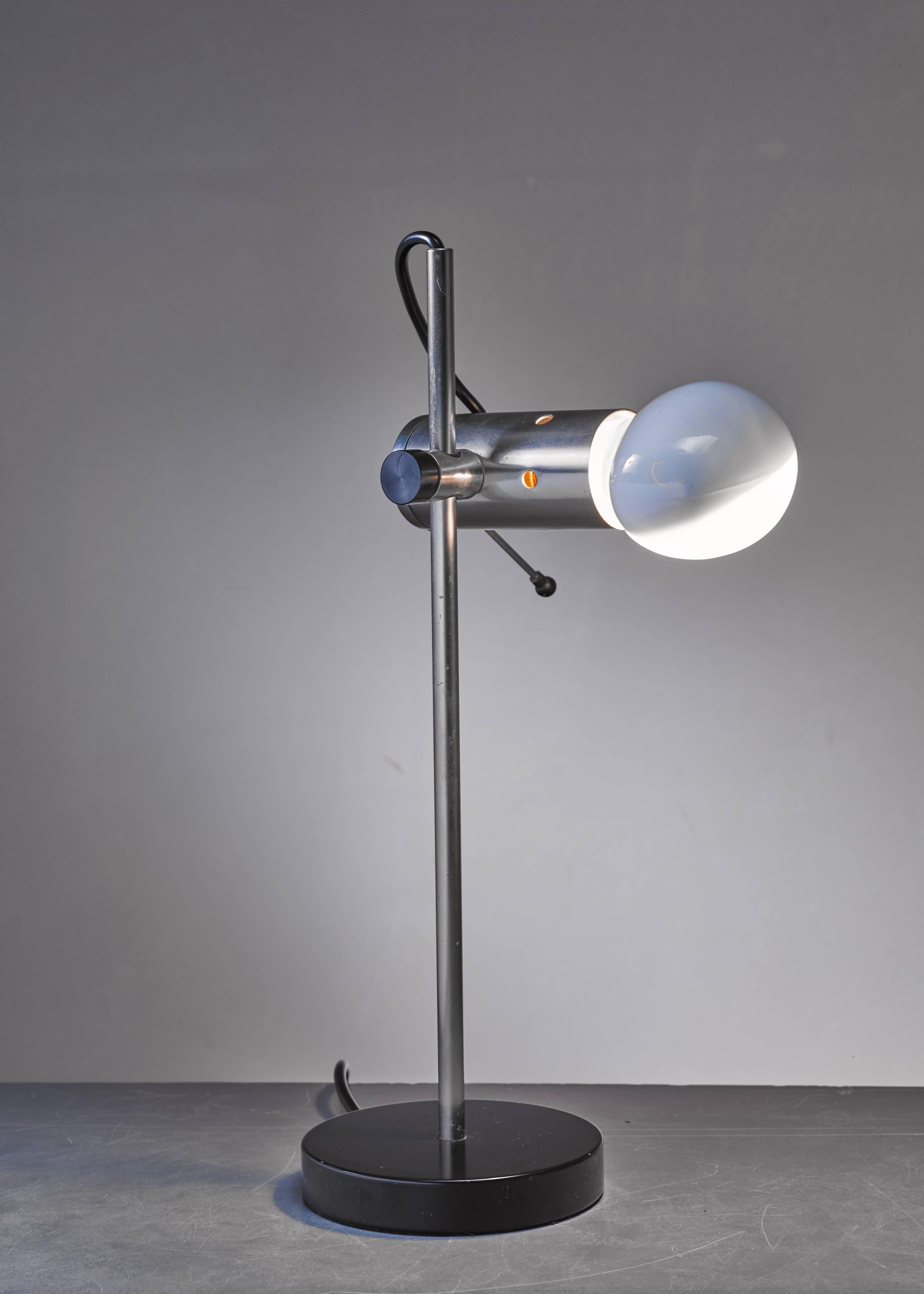 A metal model 251 table lamp by Tito Agnoli for O-Luce. The shade is height-adjustable and it can be turned around. The lamp has the original lightbulb.
