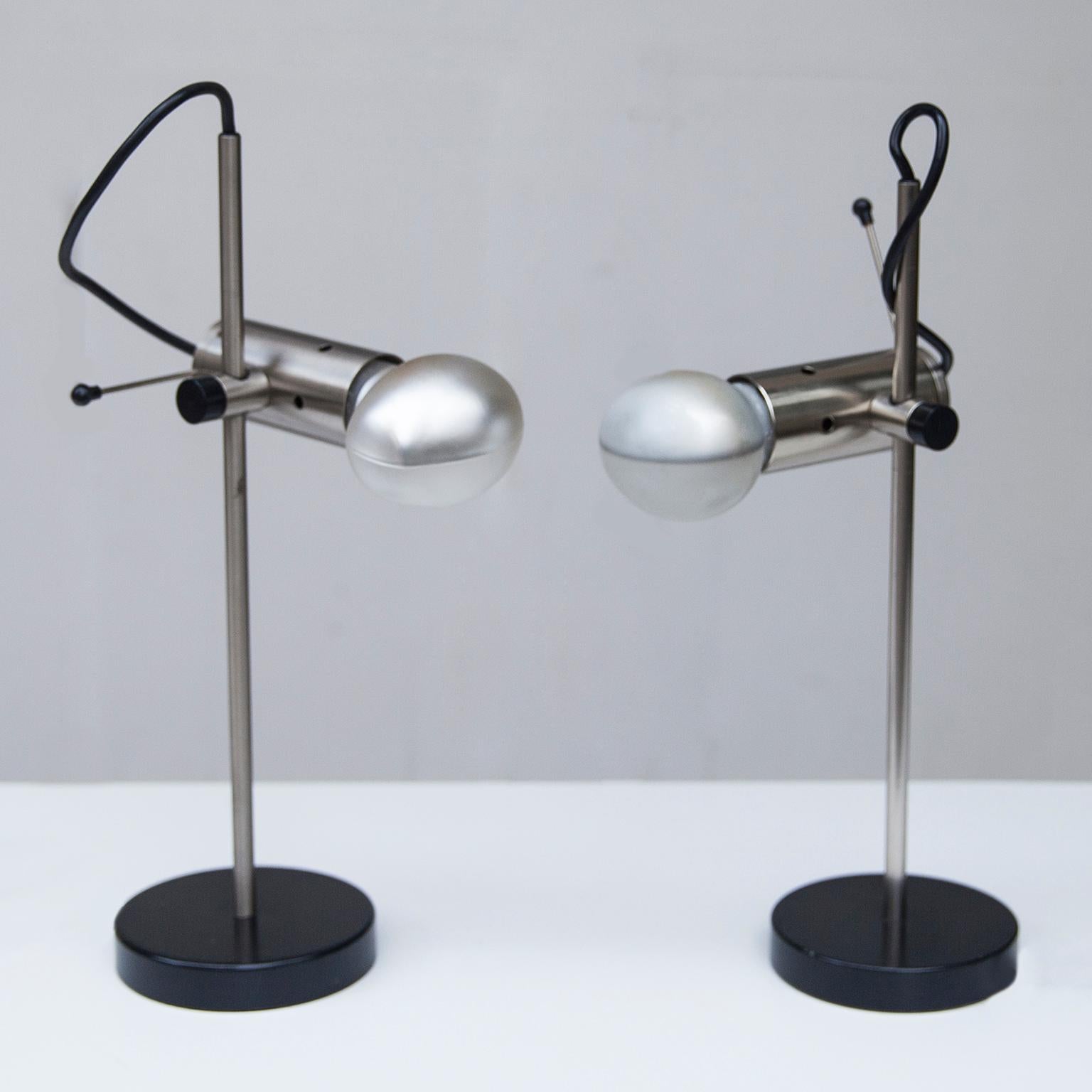 A metal model 251 table lamps by Tito Agnoli for O-Luce. The shade is height-adjustable and it can be turned around. The lamp has the original lightbulb.