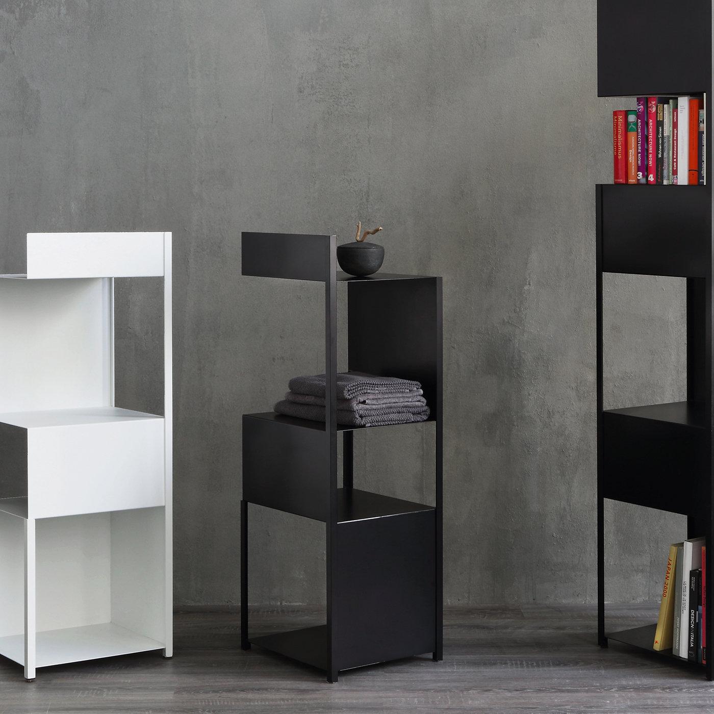 Da una collezione di design essenziali e contemporanei, le mensole Tito offrono un'esposizione originale per libri, piante e foto. Giocando con gli spazi vuoti, le mensole si aprono su tutti e quattro i lati, permettendoti di mostrare oggetti