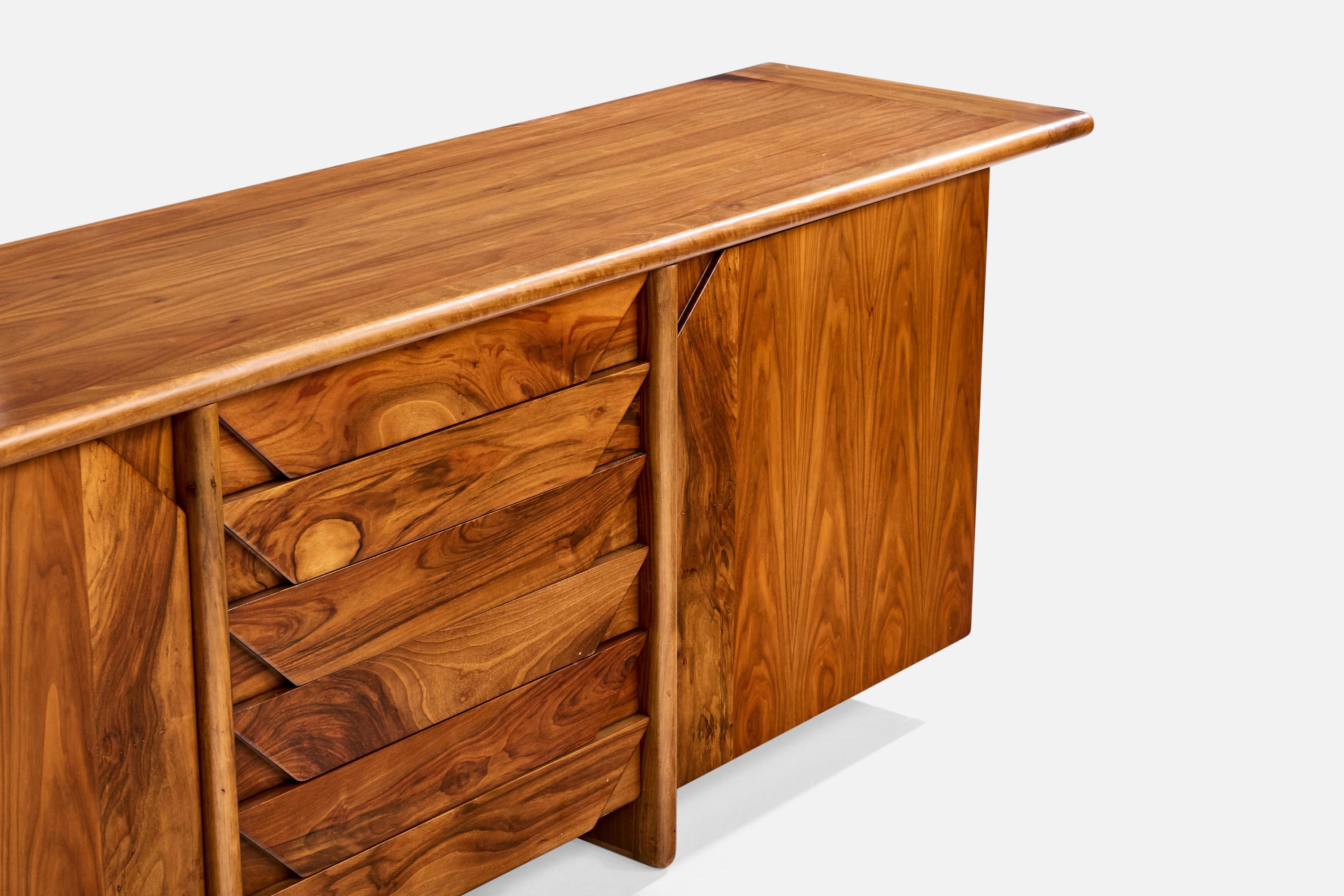Tittina Ammannati and Vitelli Giampiero, Sideboard, Walnut, Italy, 1970s In Good Condition For Sale In High Point, NC