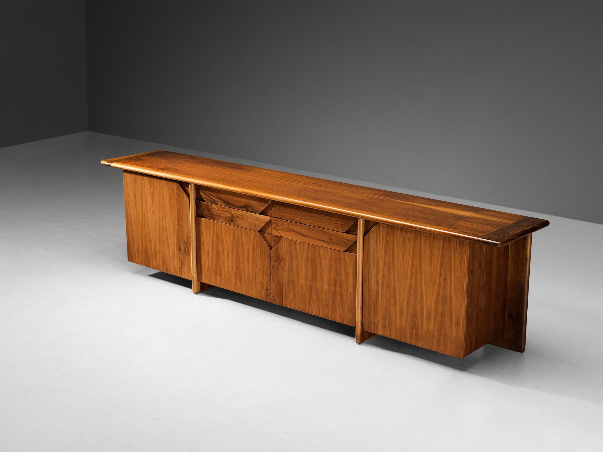 Tittina Ammannati & Vitelli Giampiero für Catalano, Anrichte, Nussbaum, Italien, 1970er Jahre

Ein bemerkenswertes Sideboard aus warmem und reichem Nussbaumholz. Dieses Stück wurde in den 1970er Jahren von Ammannati & Giampiero für Catalano